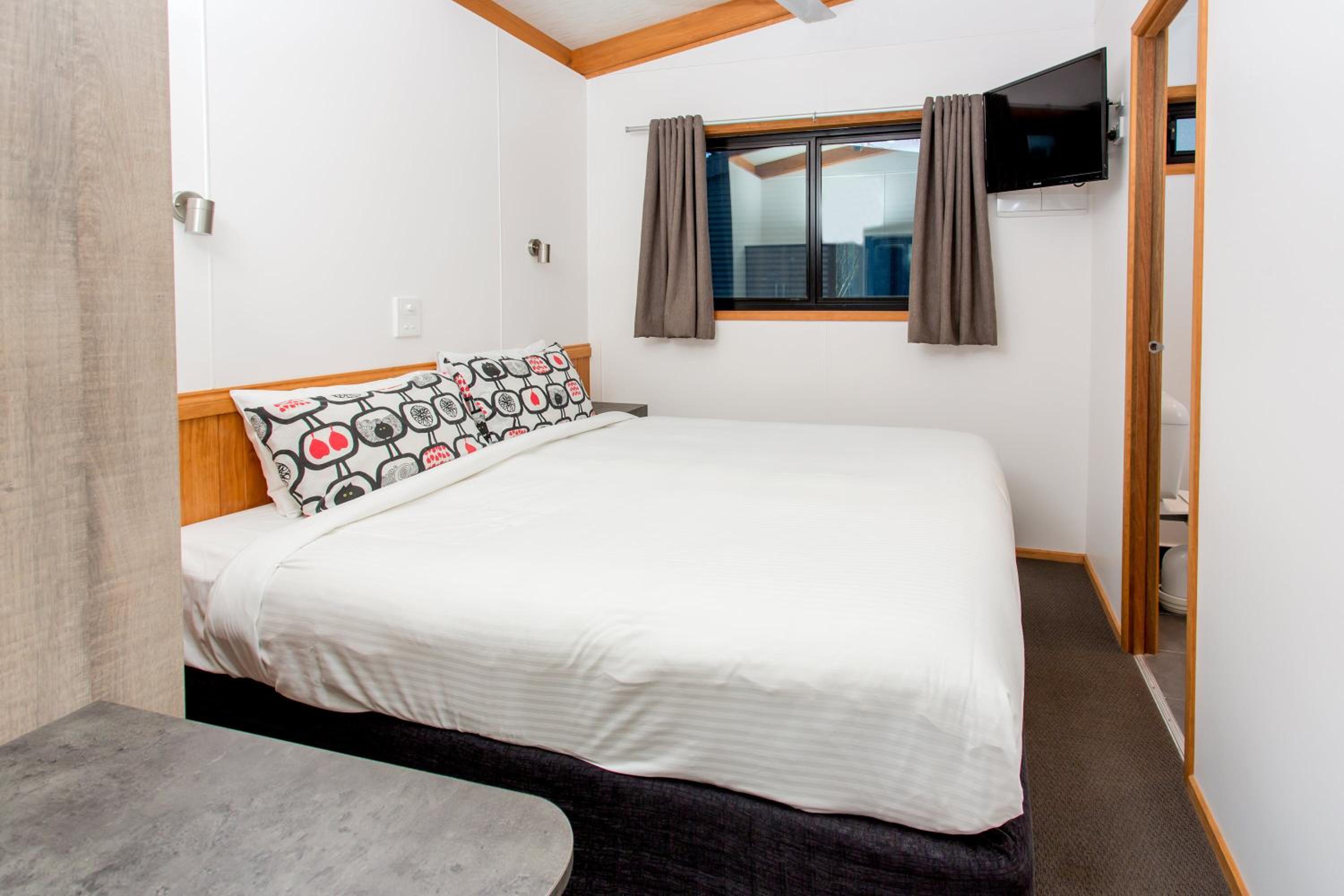 Deluxe 3 Bedroom Riverfront Cabin - Sleeps 8 - Photo 7