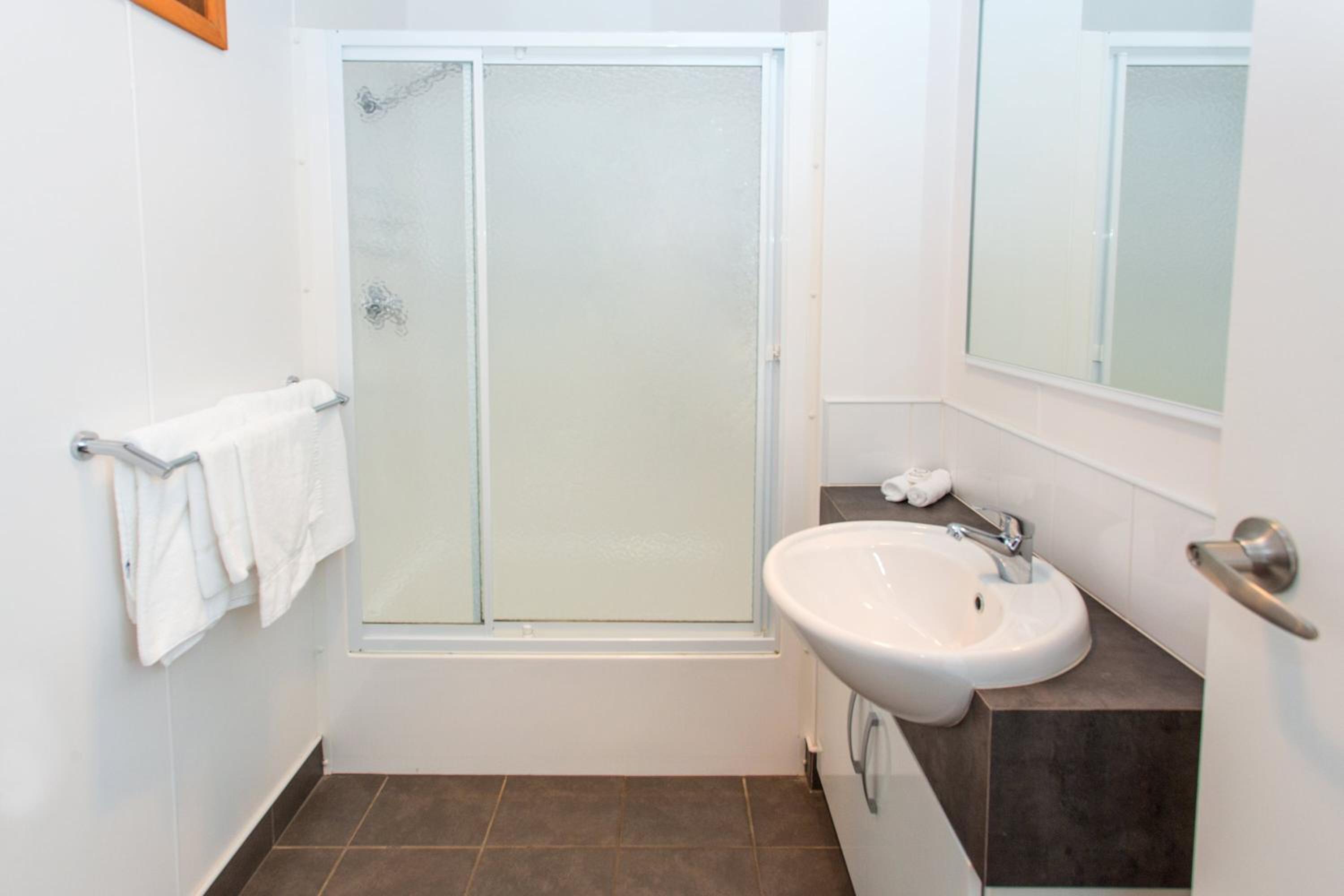 Deluxe 3 Bedroom Riverfront Cabin - Sleeps 8 - Photo 8