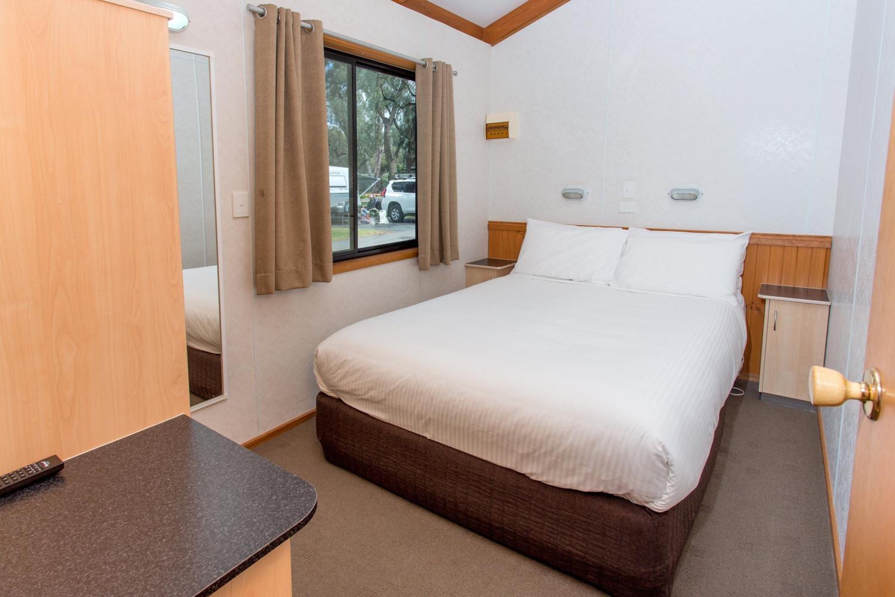 Superior 2 Bedroom Cabin - Sleeps 6 - Photo 5