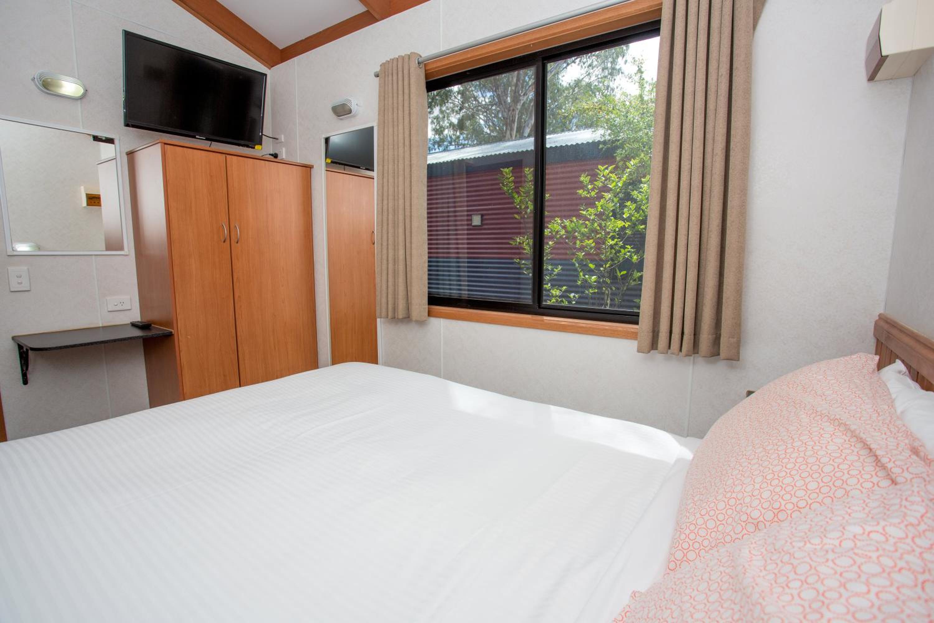 Superior 2 Bedroom Riverfront Cabin - Sleeps 5 photo 3