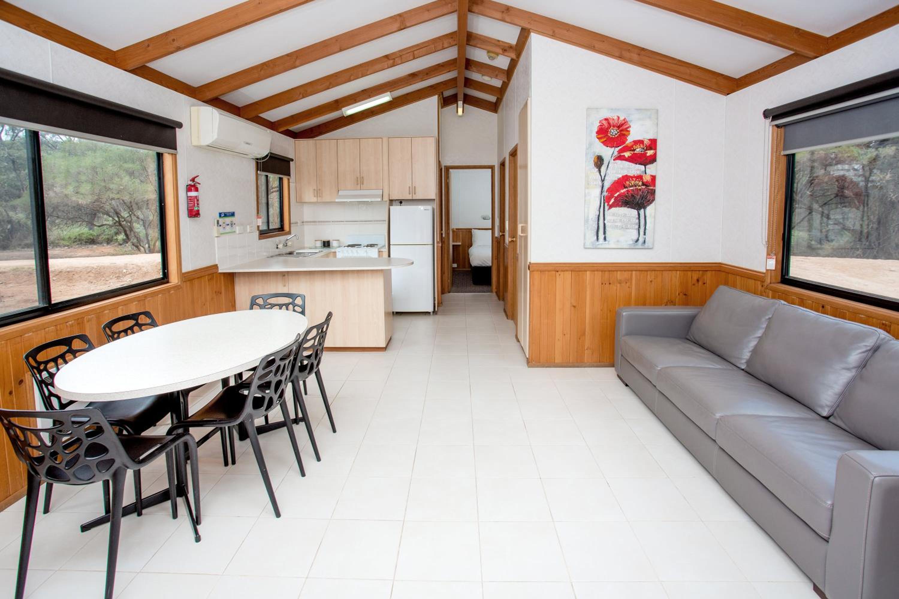 Economy 2 Bedroom Cabin - Sleeps 6 - Photo 4