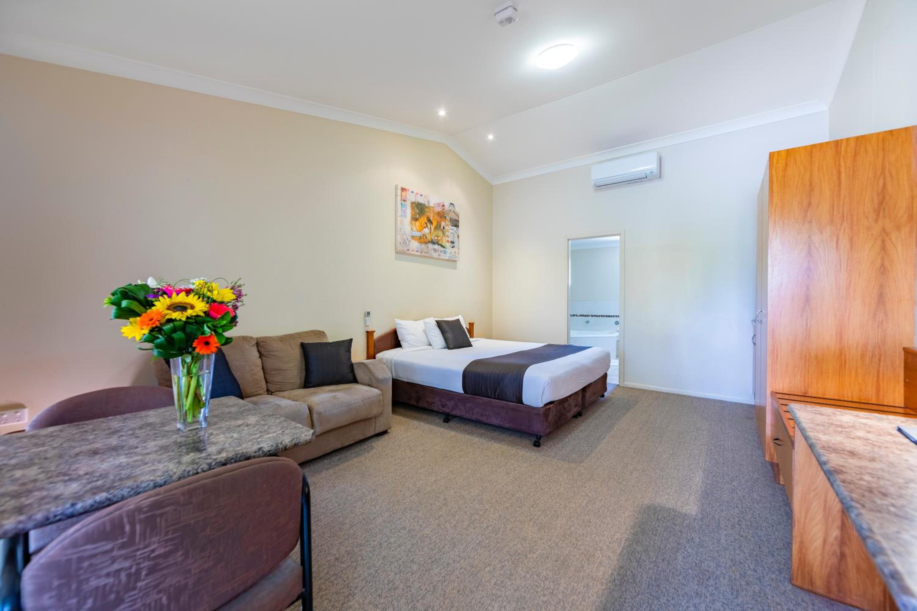 Executive King Spa Suite photo 3