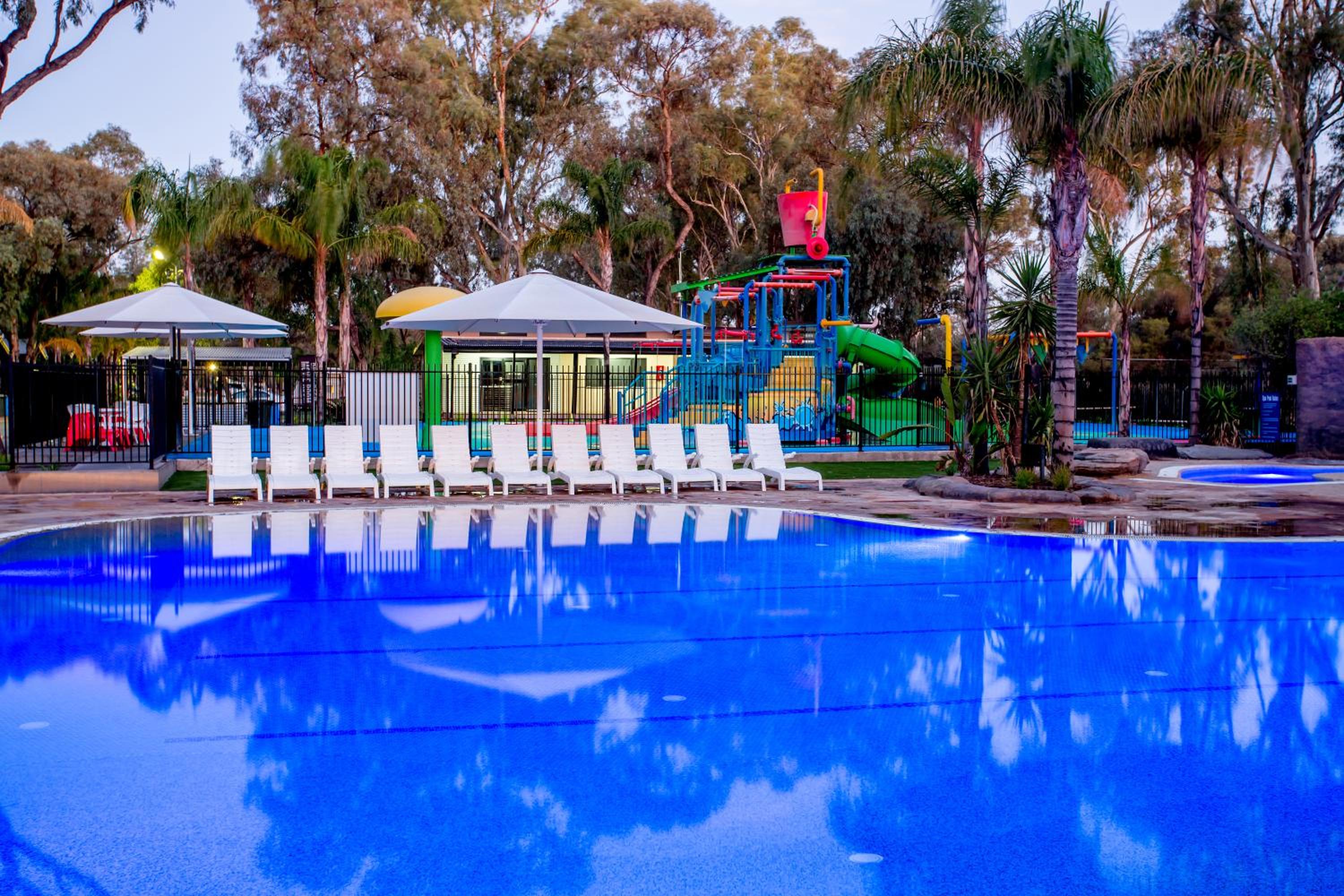 Superior 2 Bedroom Poolside Cabin - Sleeps 6 - Photo 4