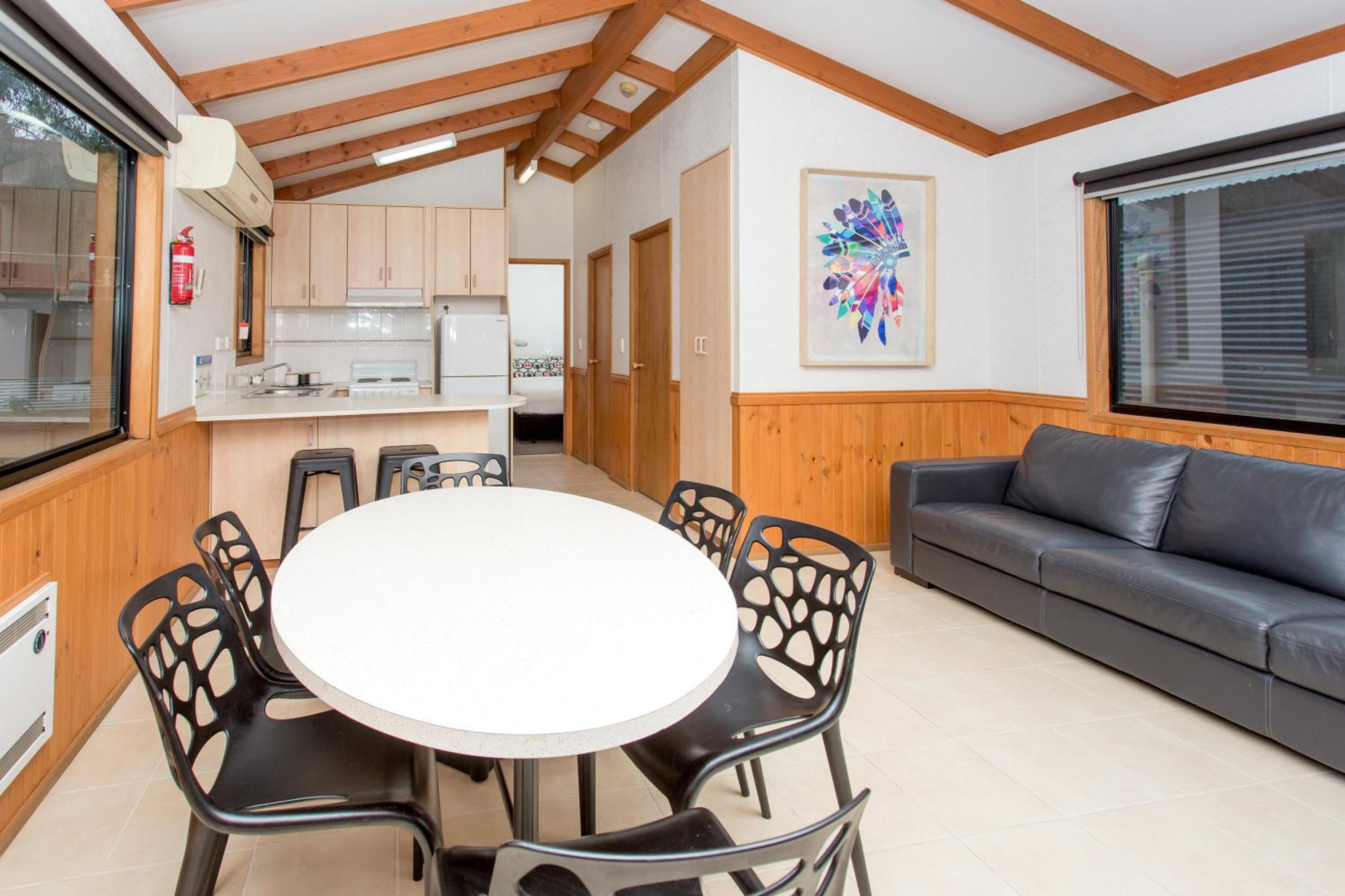 Superior 2 Bedroom Poolside Cabin - Sleeps 6 - Photo 5