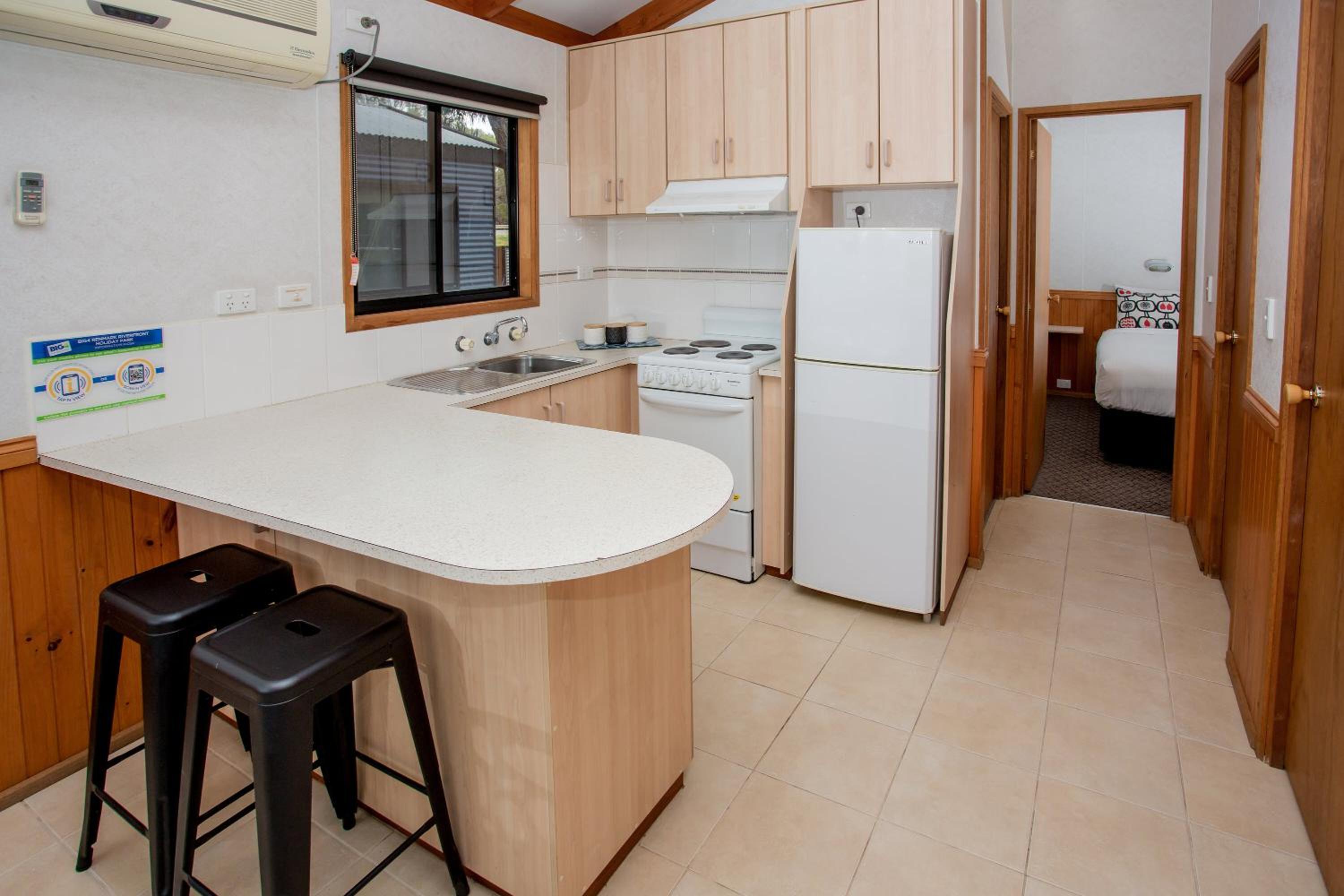 Superior 2 Bedroom Poolside Cabin - Sleeps 6 - Photo 6