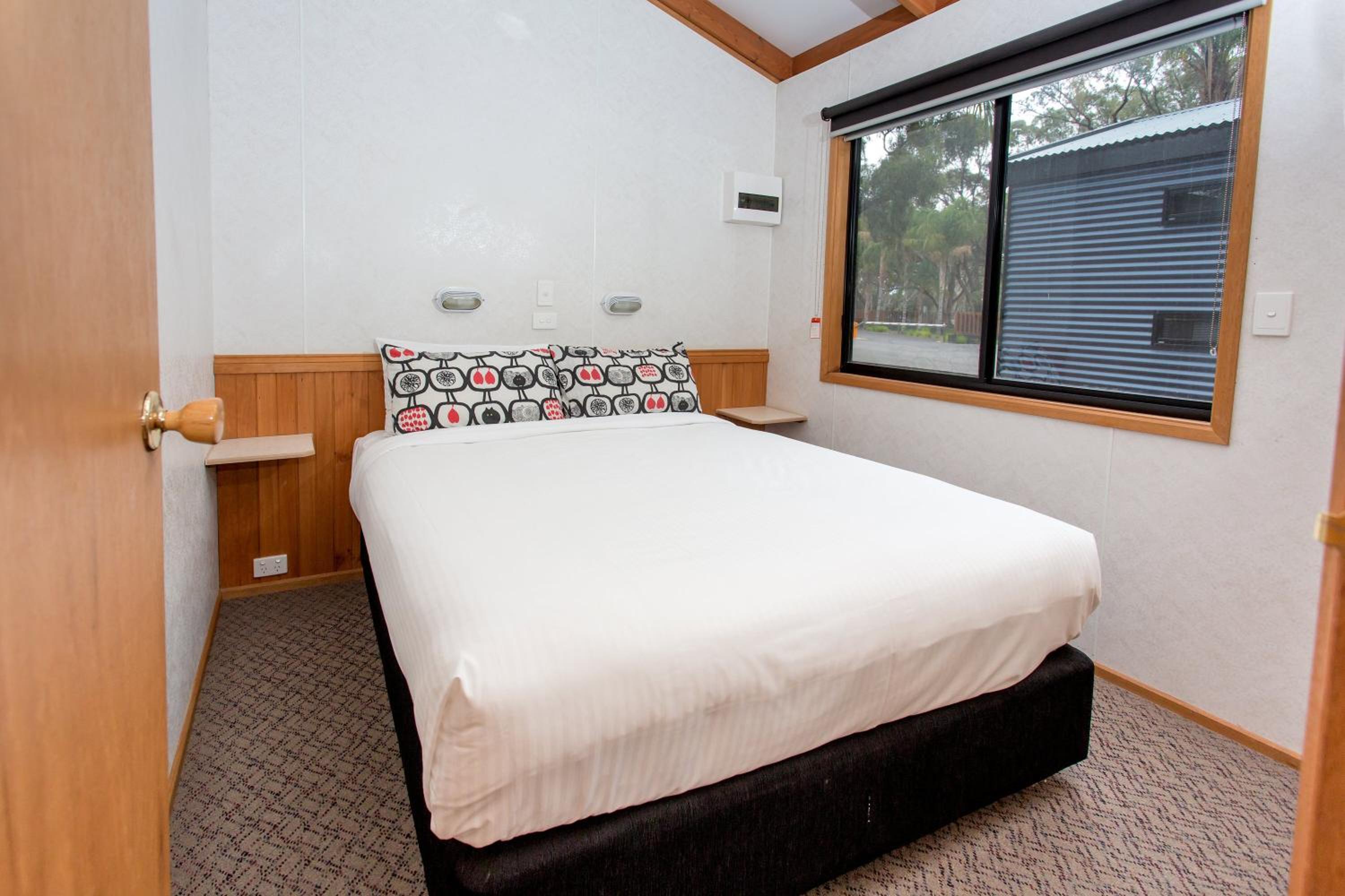 Superior 2 Bedroom Poolside Cabin - Sleeps 6 - Photo 7