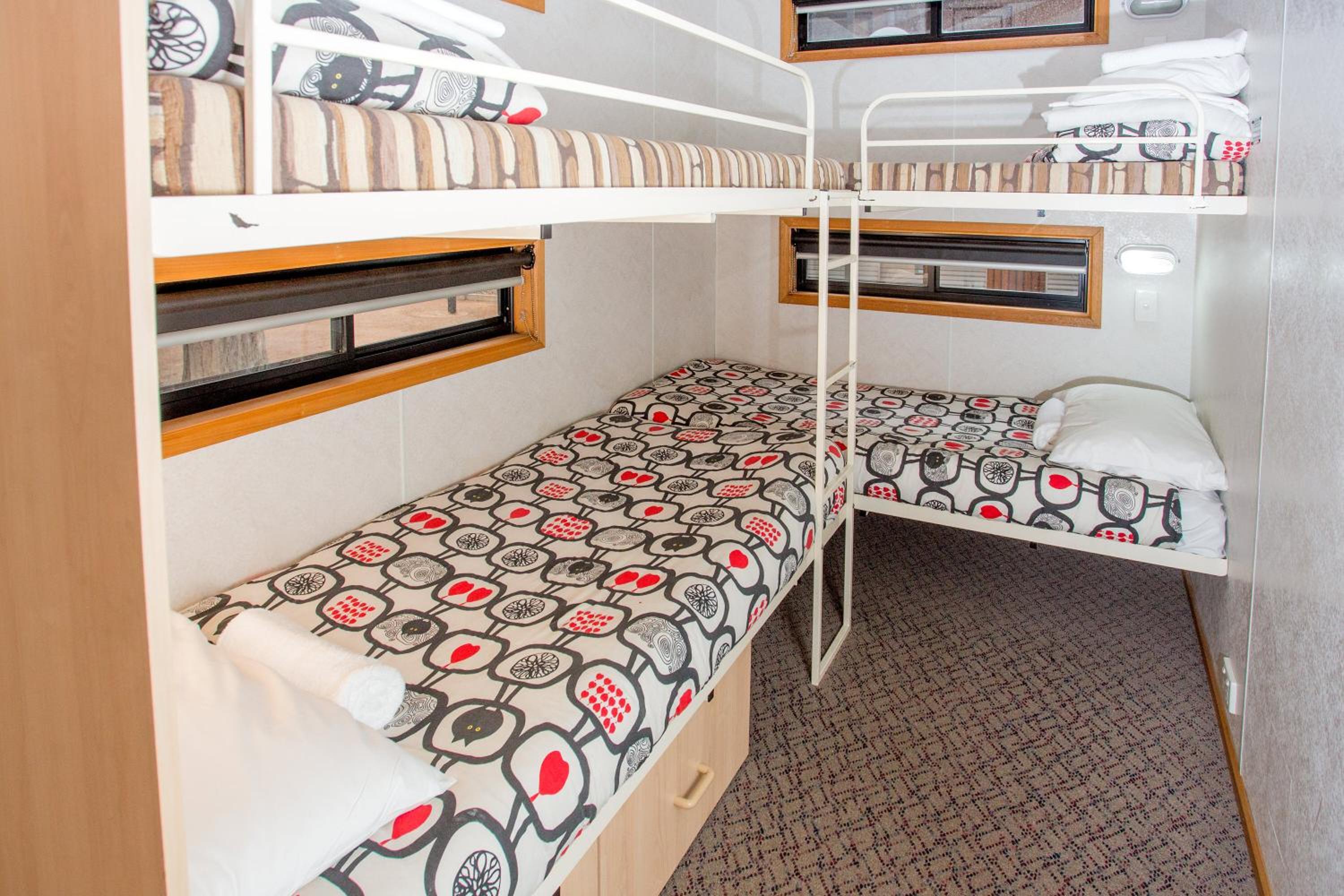 Superior 2 Bedroom Poolside Cabin - Sleeps 6 - Photo 8