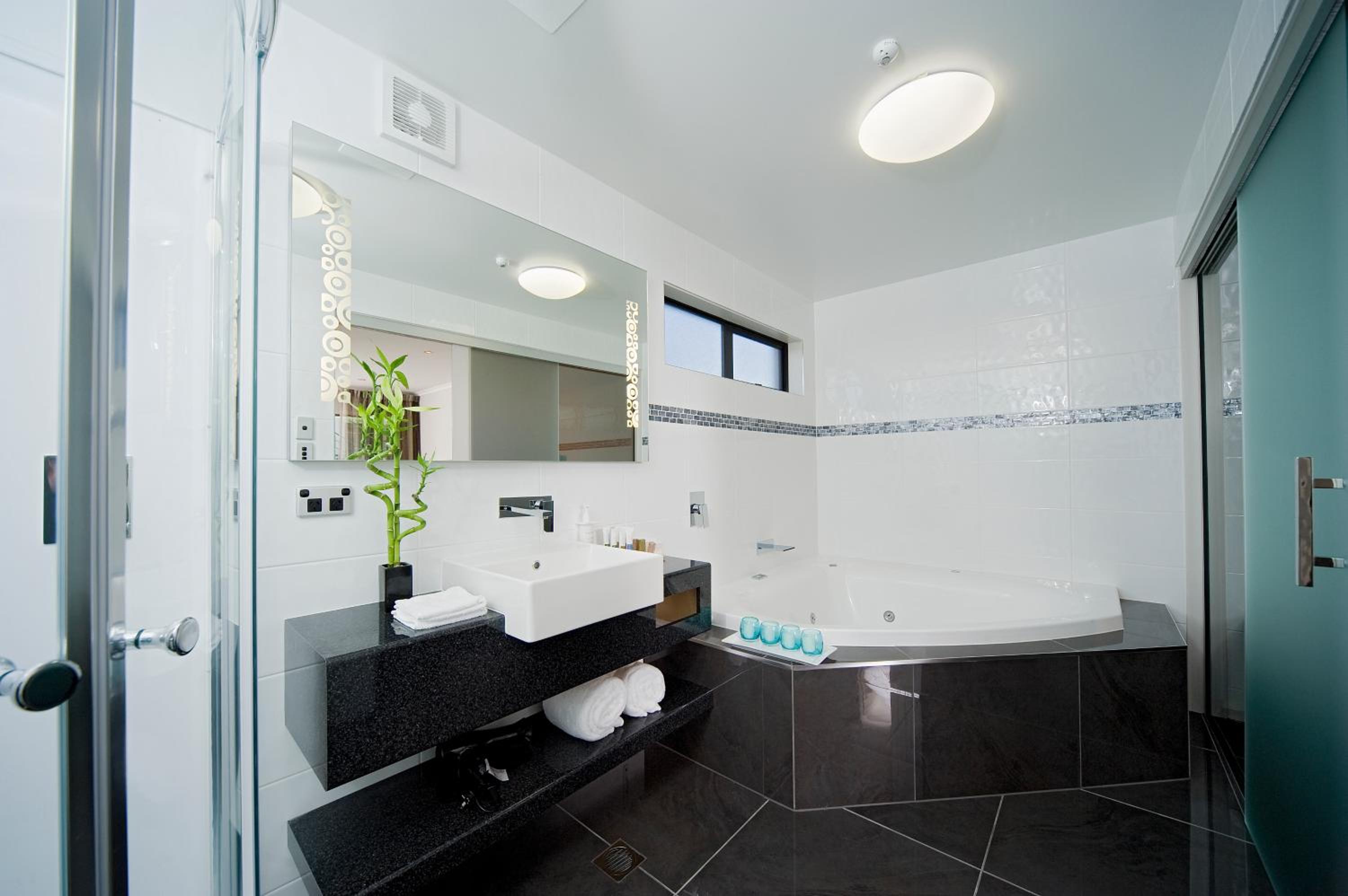 Premium Studio with Spa Bath - Photo 3