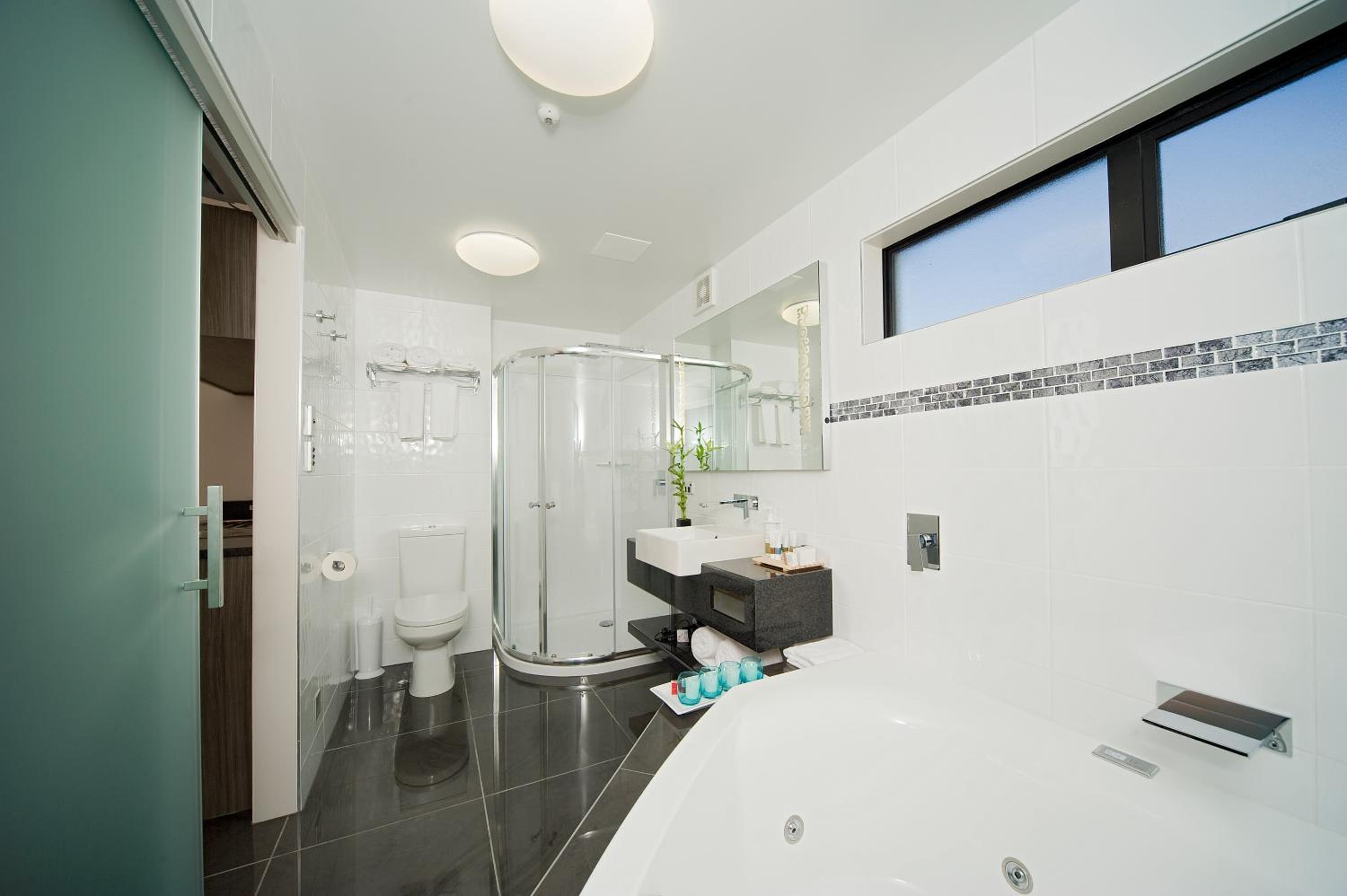 Premium Studio with Spa Bath - Photo 4