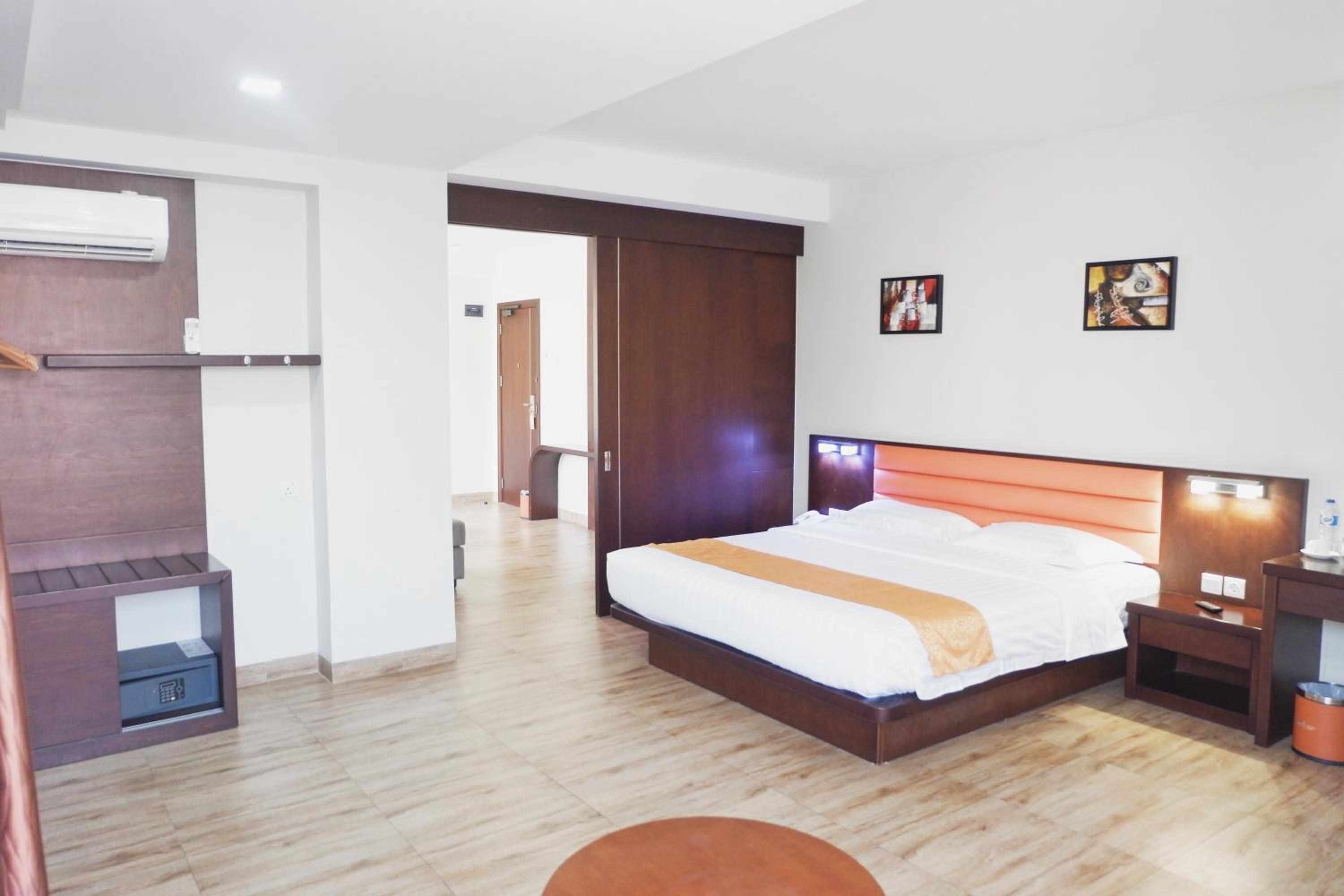 Suite with Balcony - Photo 5