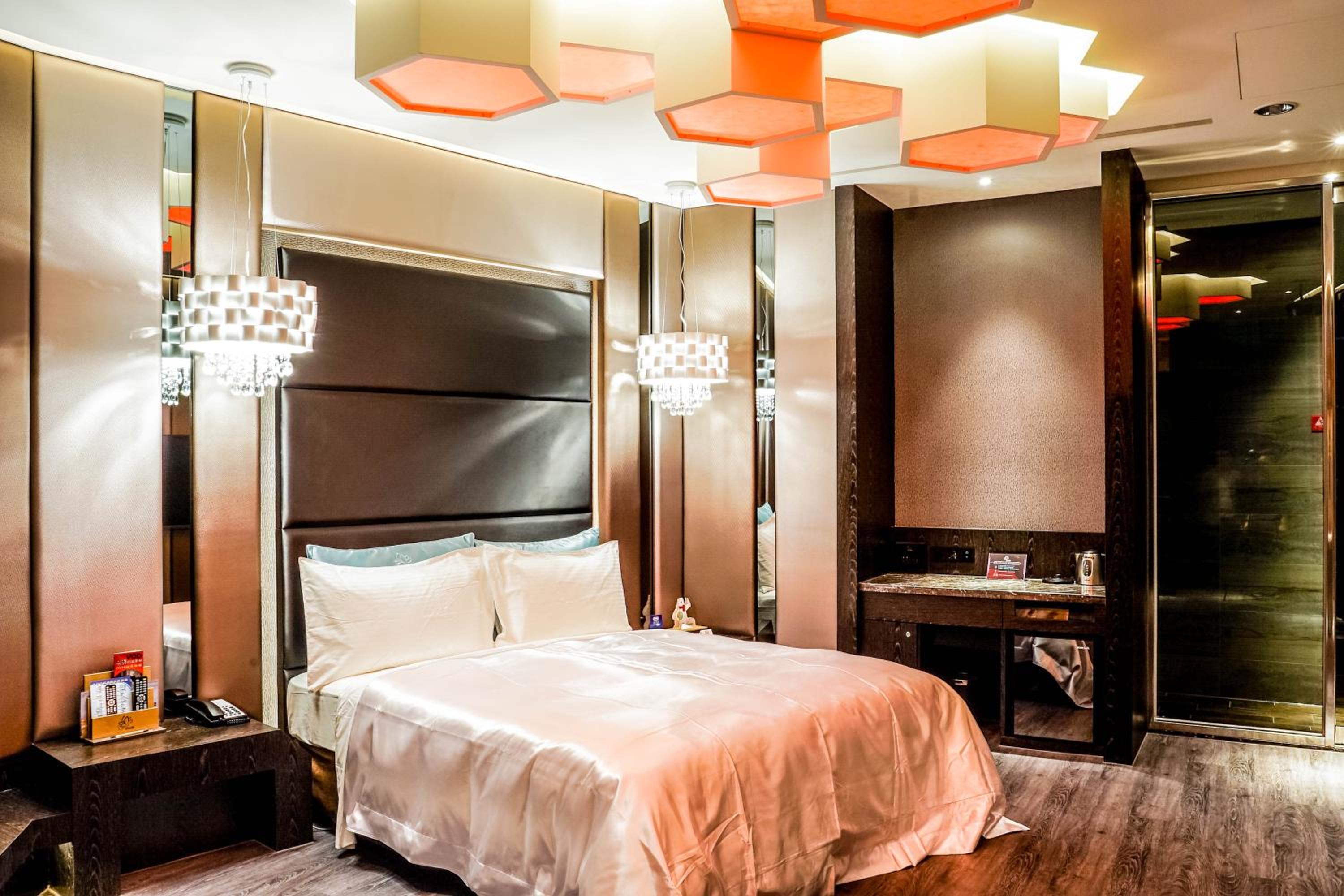 Deluxe Double Room - Photo 9