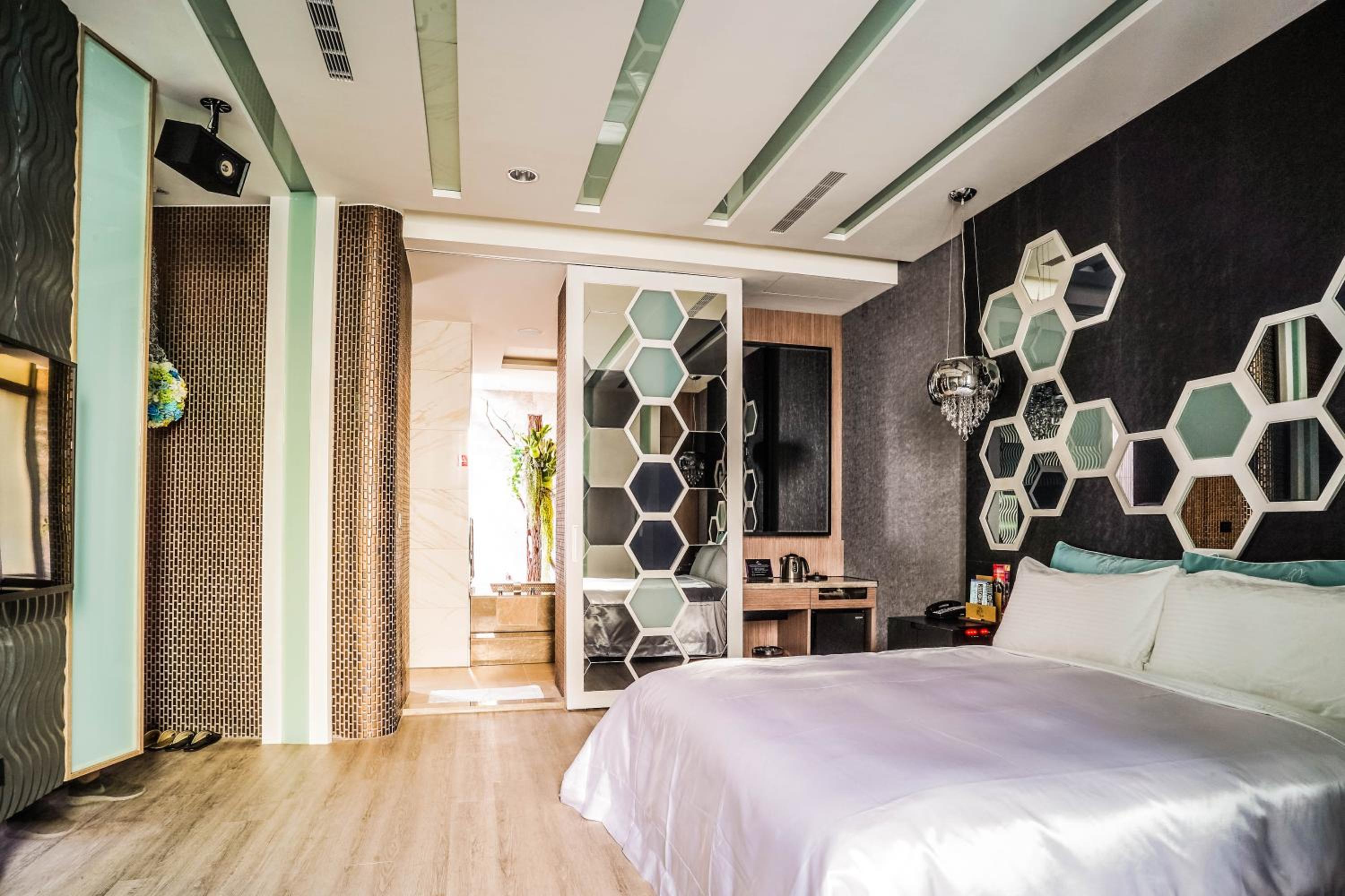 Deluxe Double Room - Photo 12