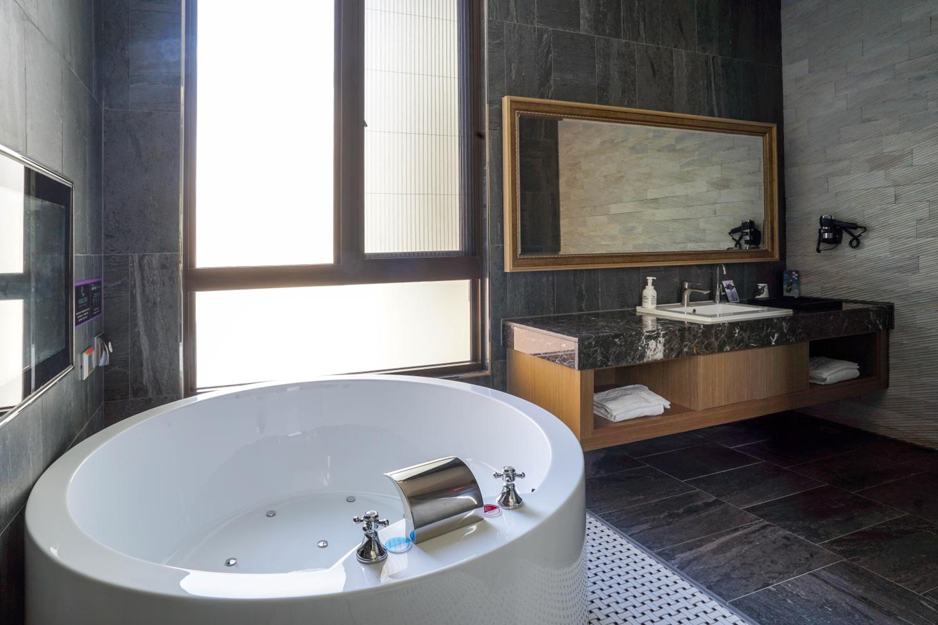 Deluxe Double Room - Photo 17