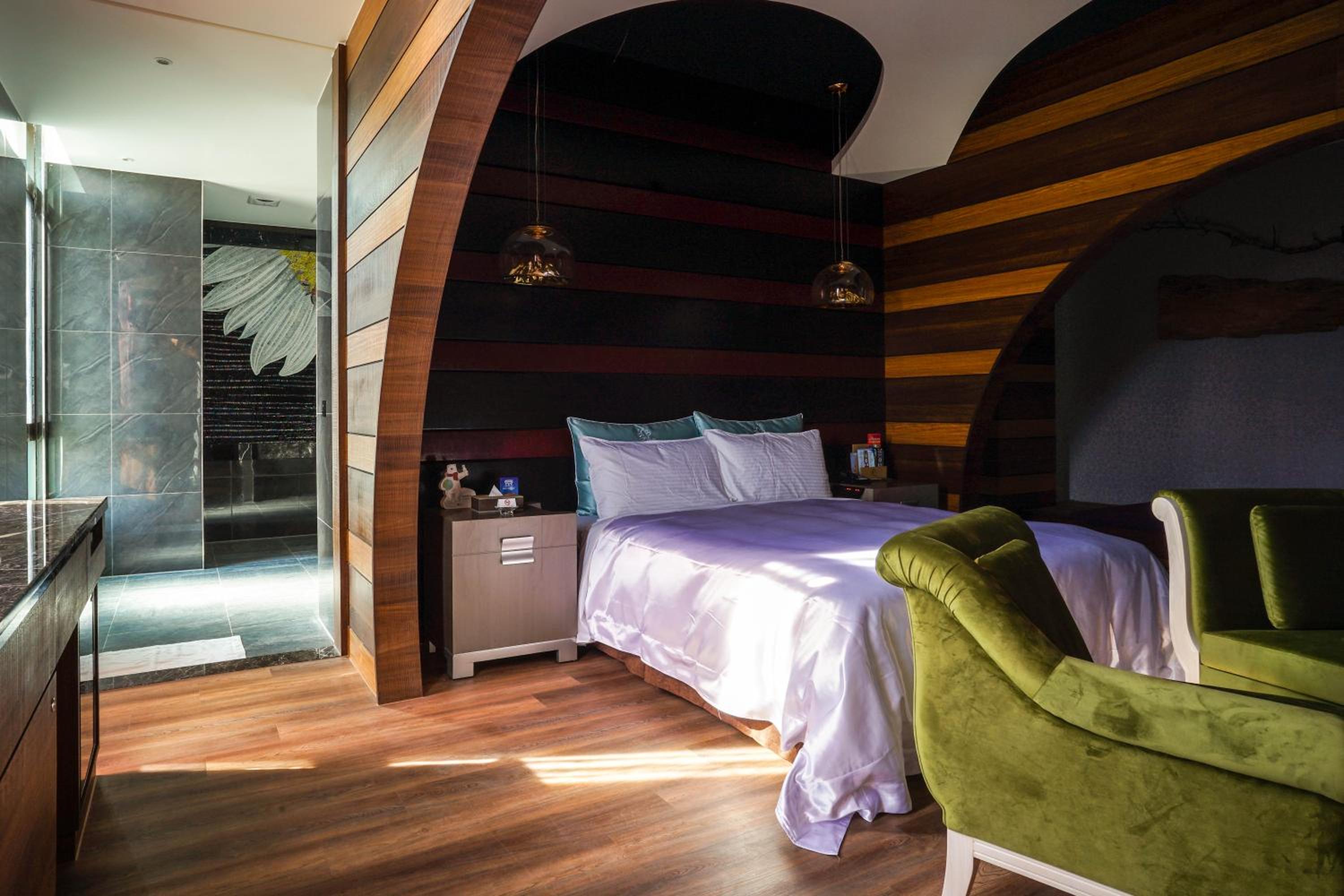 Large Double Room - Photo 1