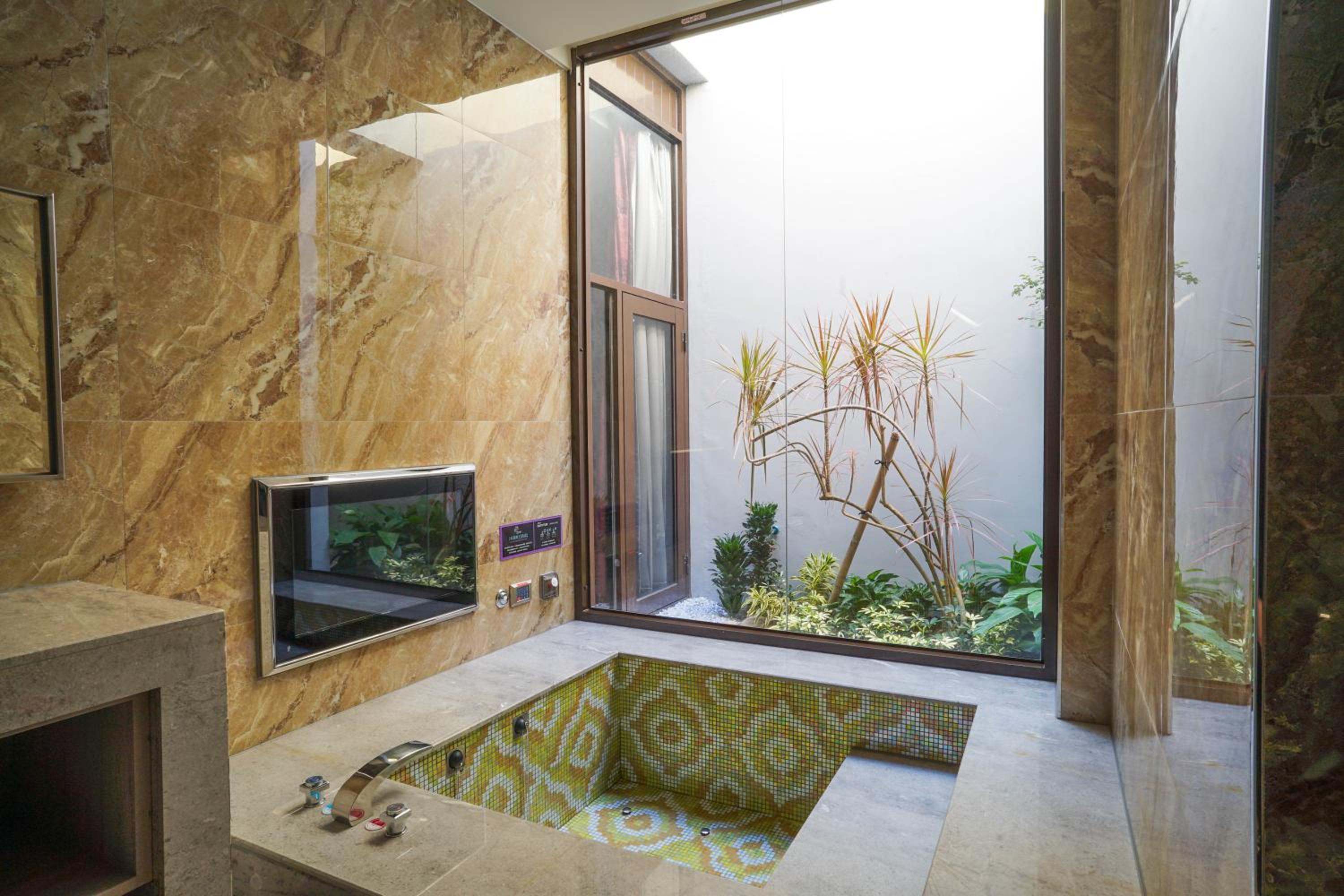 Large Double Room - Photo 7