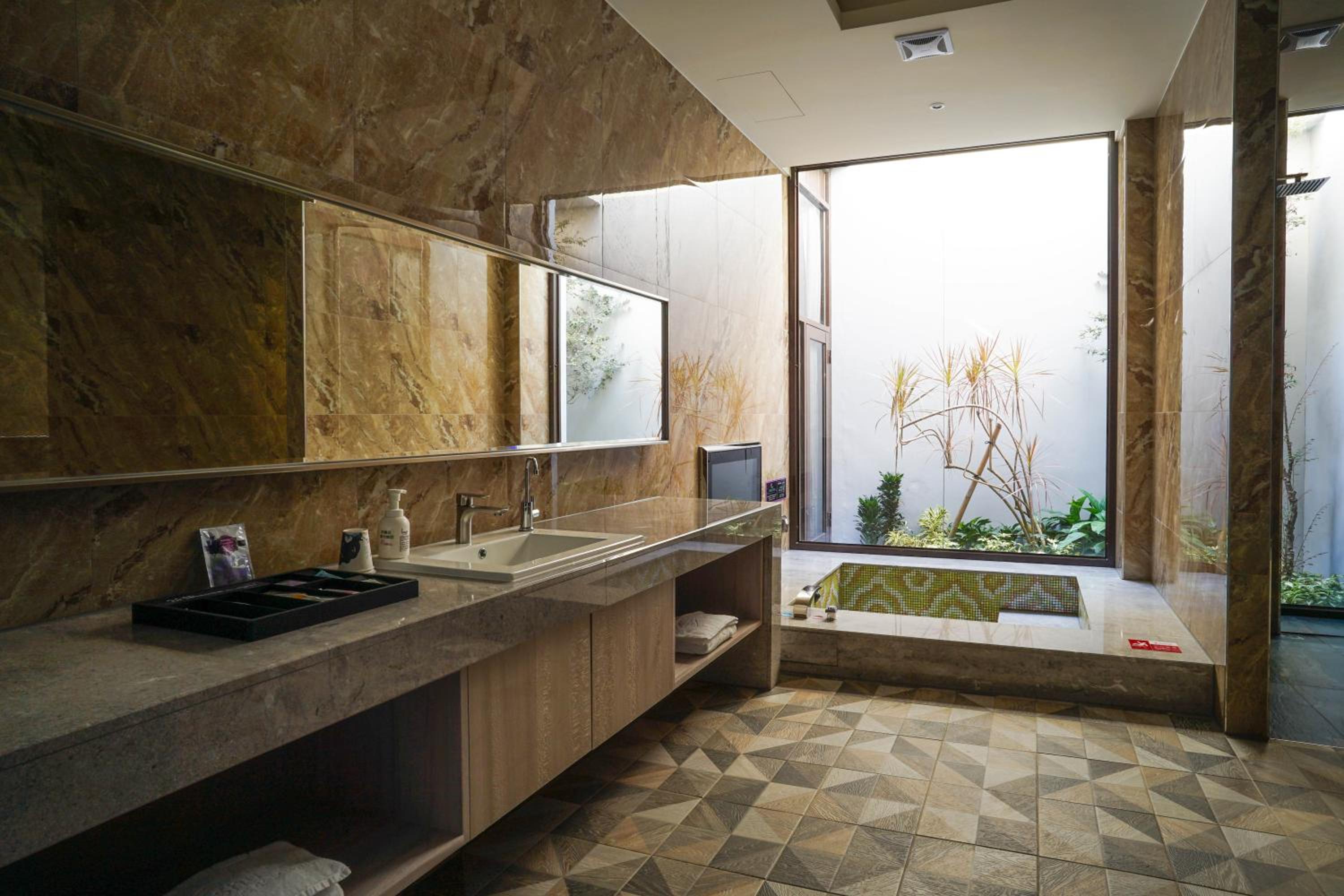 Large Double Room - Photo 6
