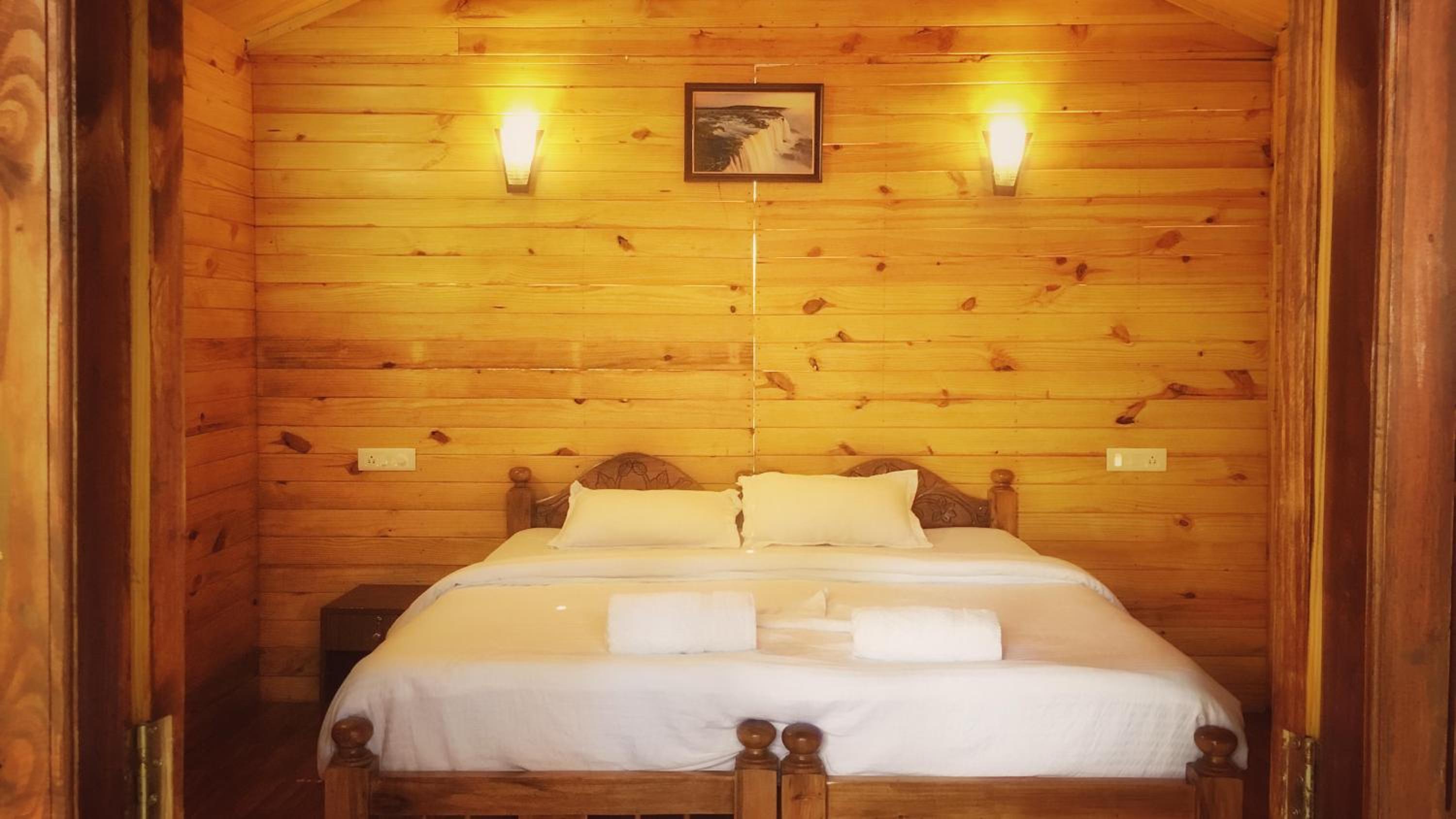 Deluxe Double Room with Balcony - Photo 10