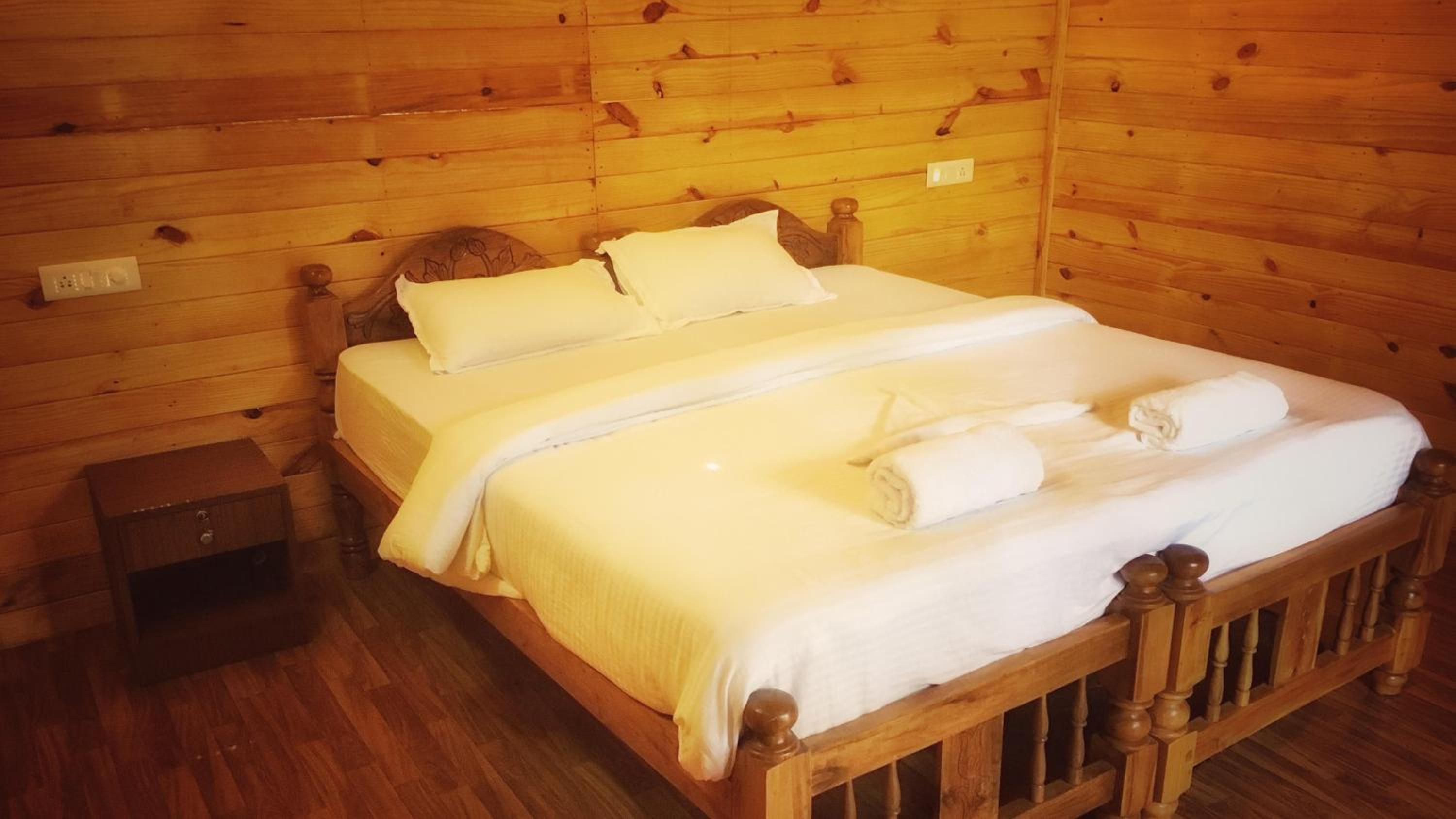 Deluxe Double Room with Balcony - Photo 11