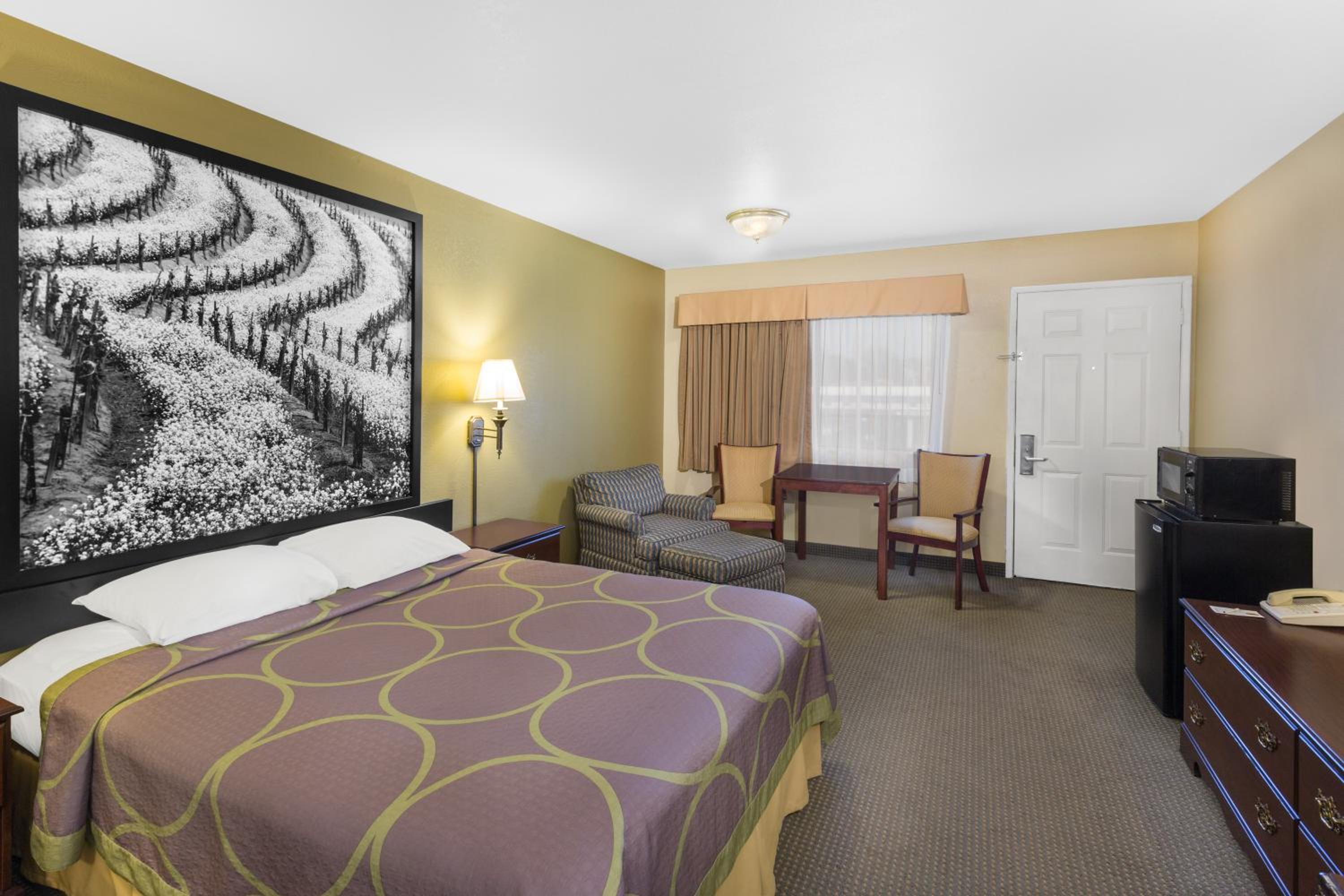 King Room - Non-Smoking - Photo 9