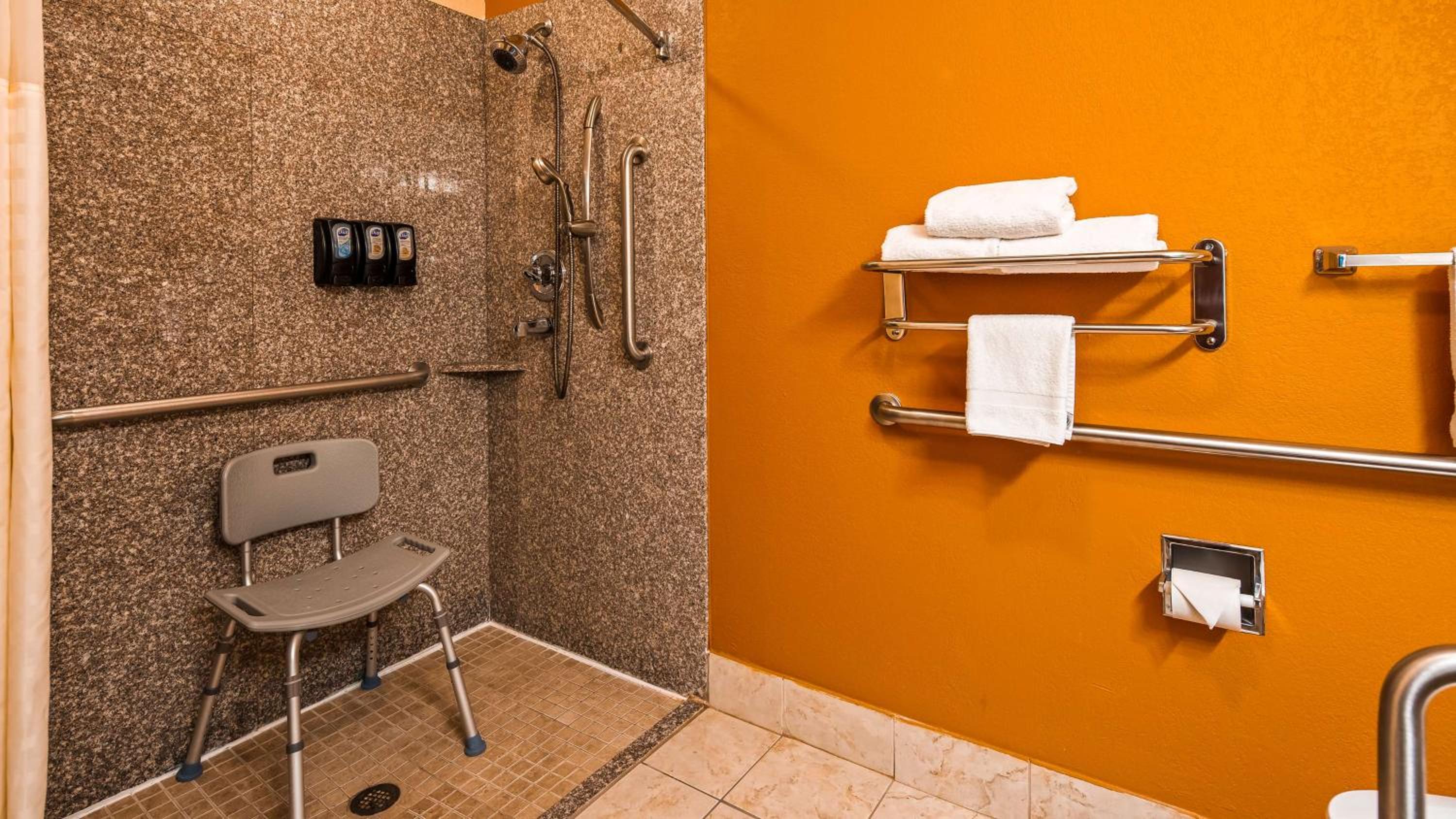 King Room with Roll-in Shower - Disability Access/Non-Smoking - Photo 2