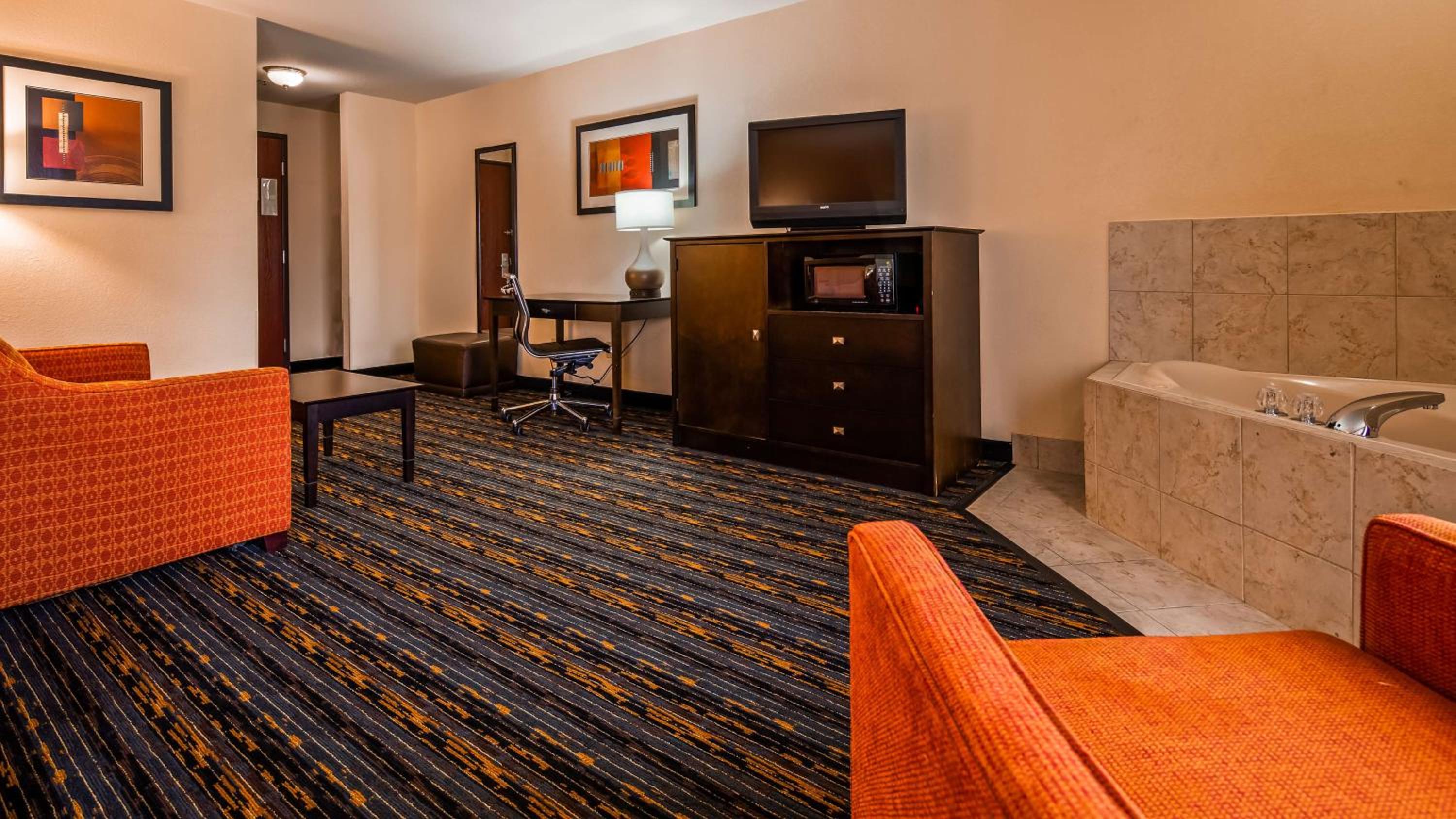 King Suite with Whirlpool - Non-Smoking - Photo 1