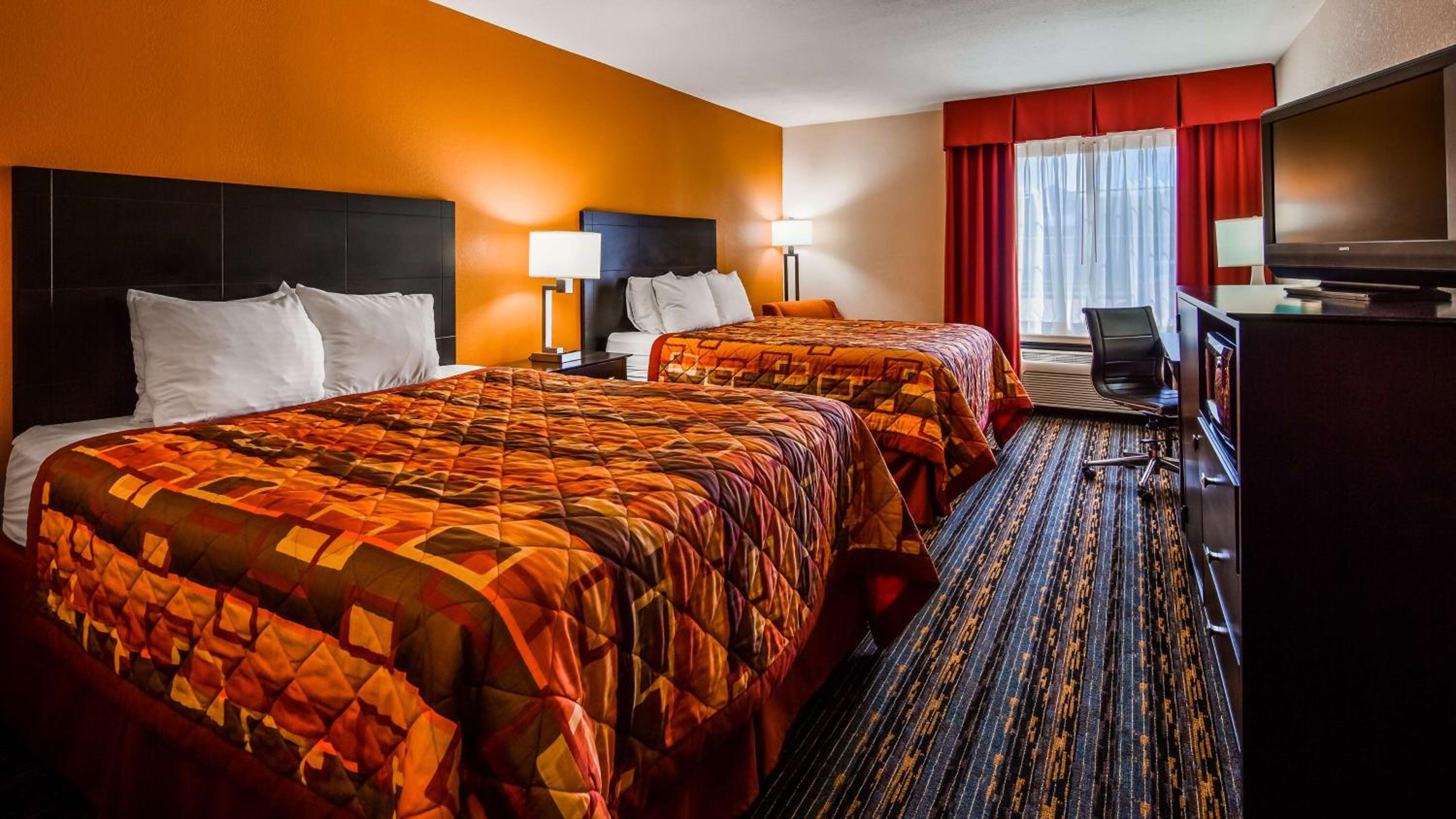 Queen Room with Two Queen Beds - Non-Smoking - Photo 1