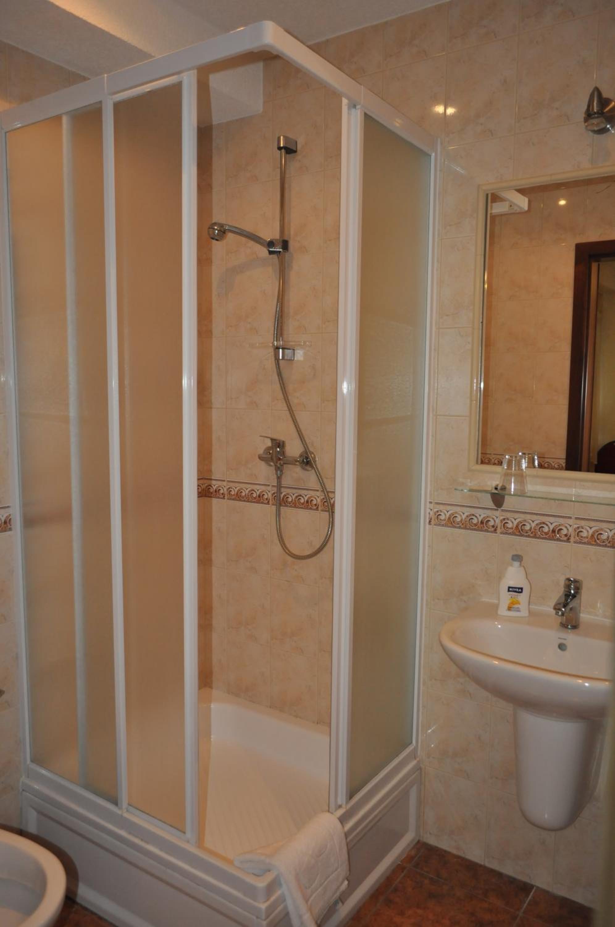 Economy Triple Room - Photo 2