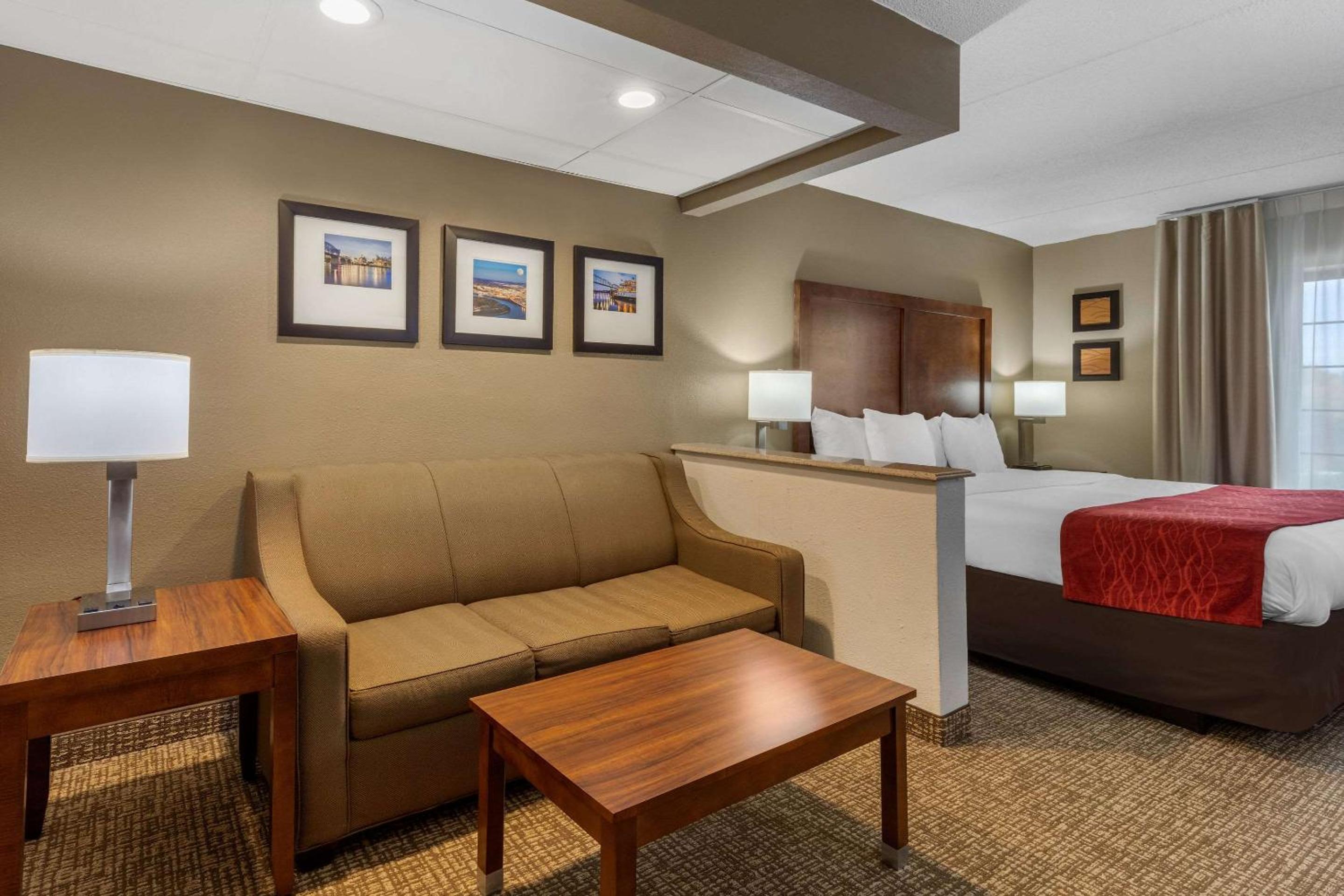 King Suite - Non-Smoking - Photo 2