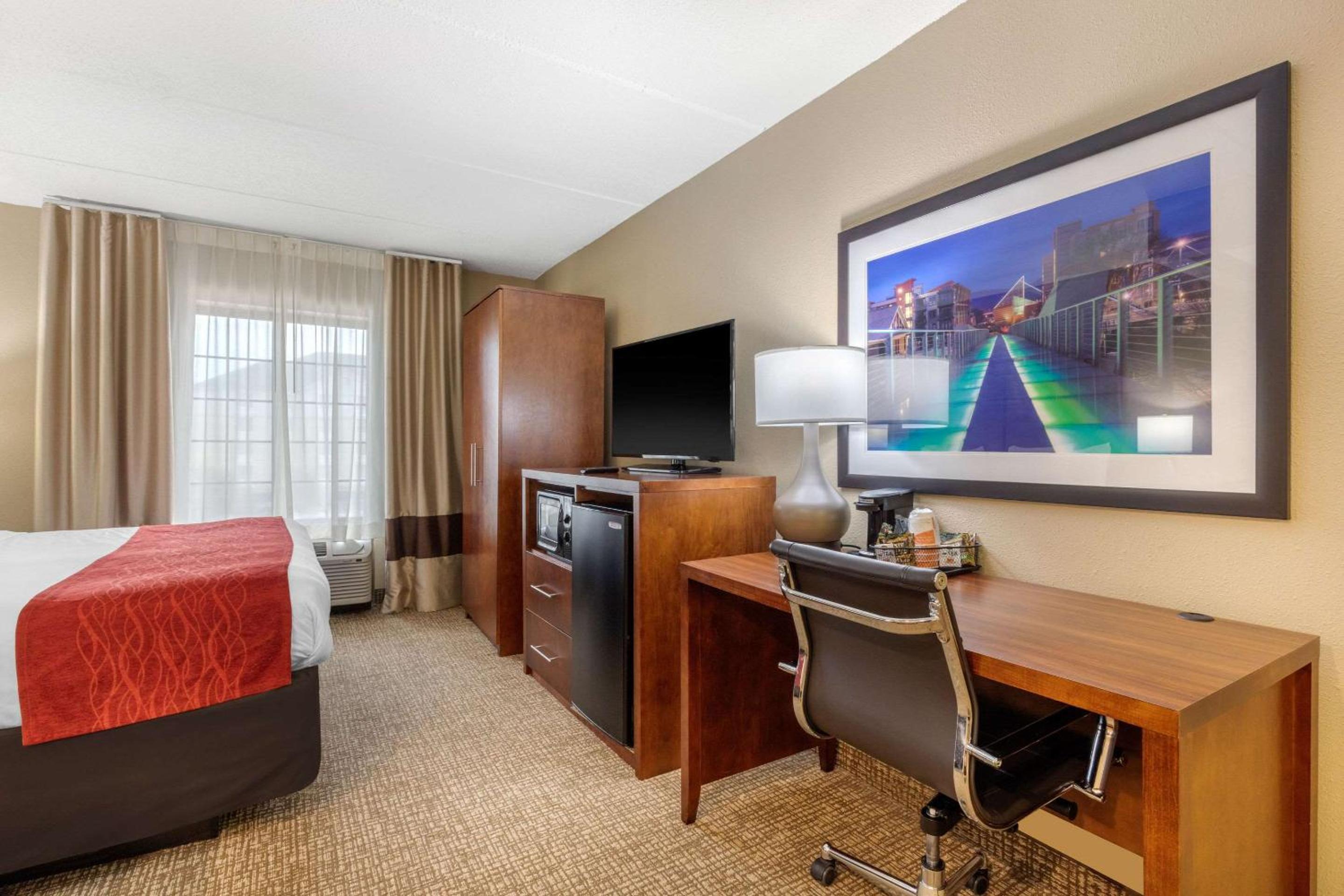 King Suite - Non-Smoking - Photo 3