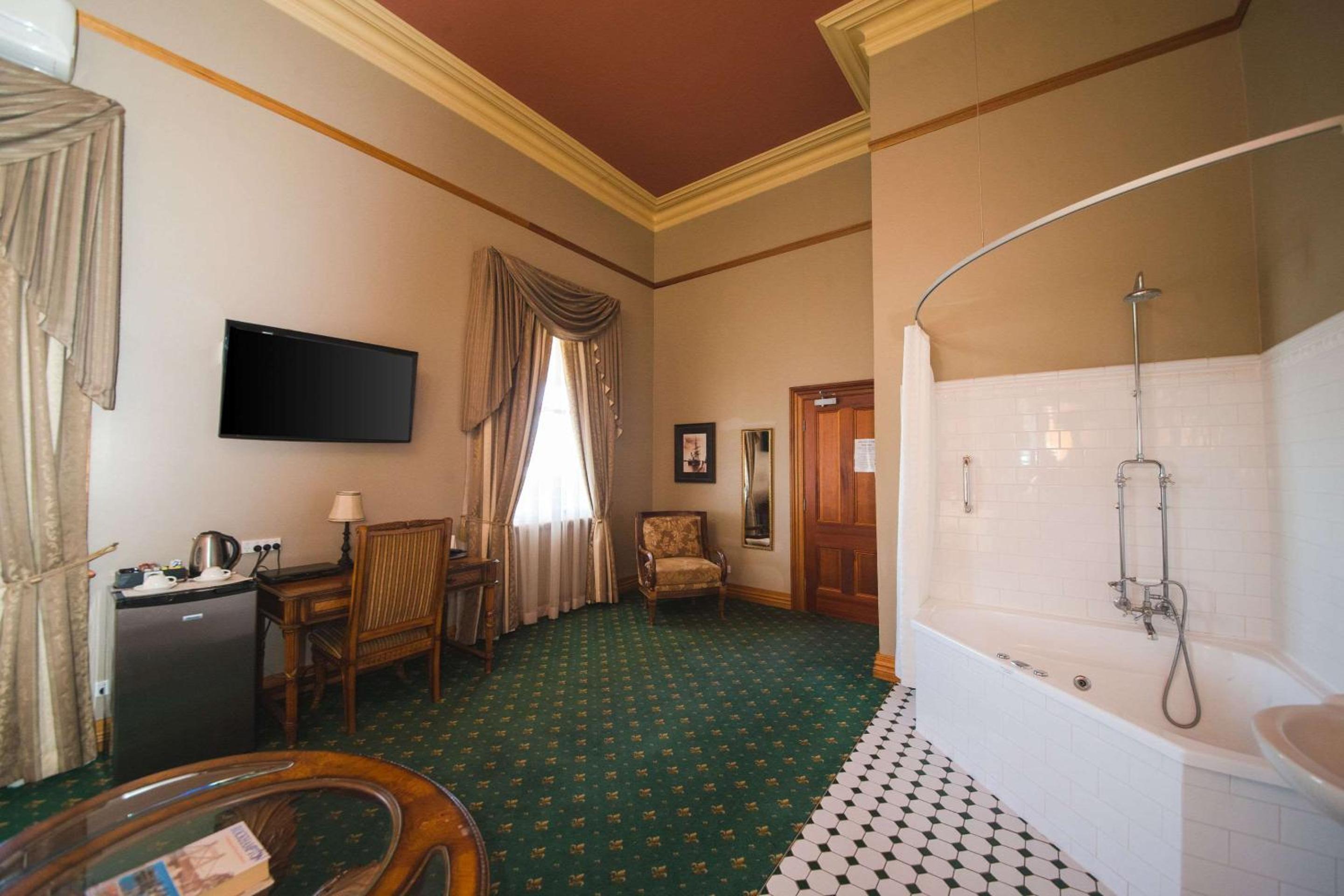Deluxe King Suite with Spa Bath photo 3