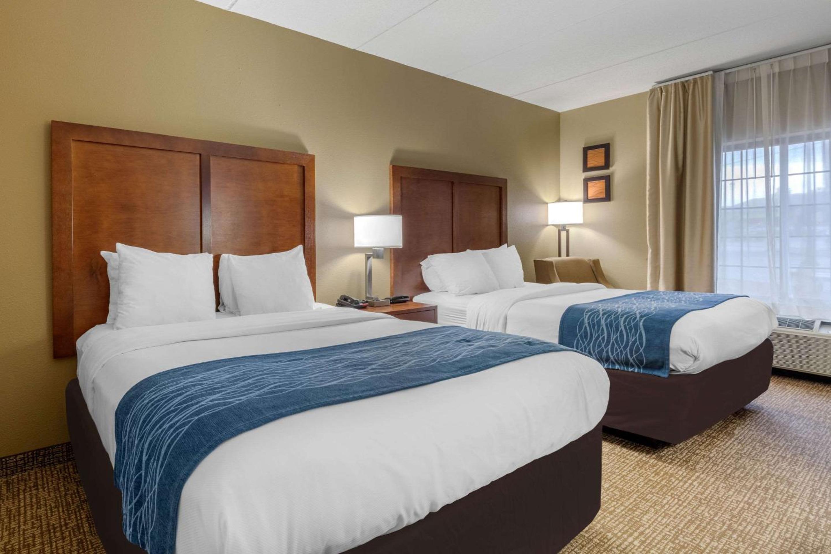 Queen Room with Two Queen Beds - Non-Smoking - Photo 1