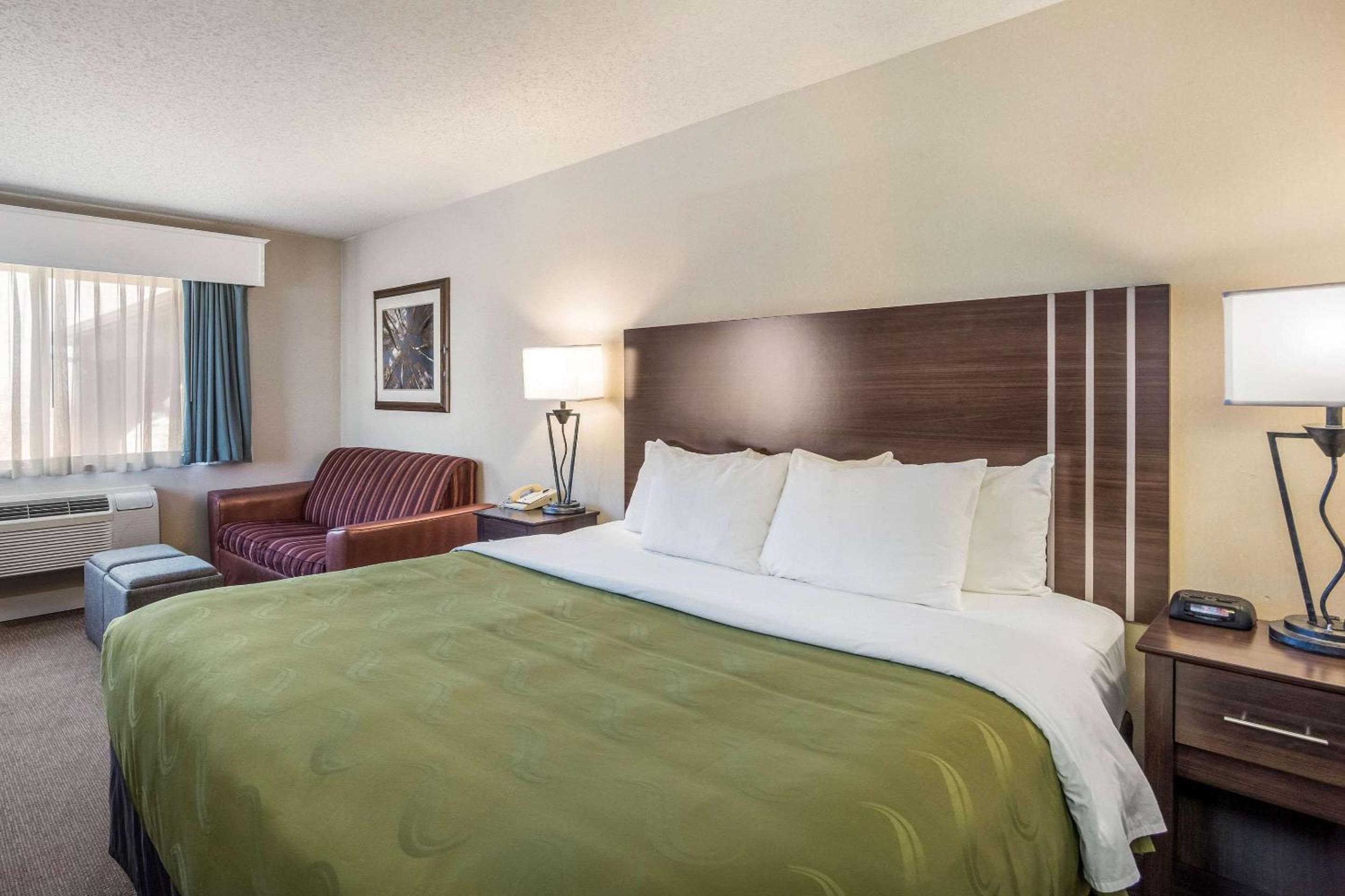 Standard King Room - Non-Smoking  - Photo 4
