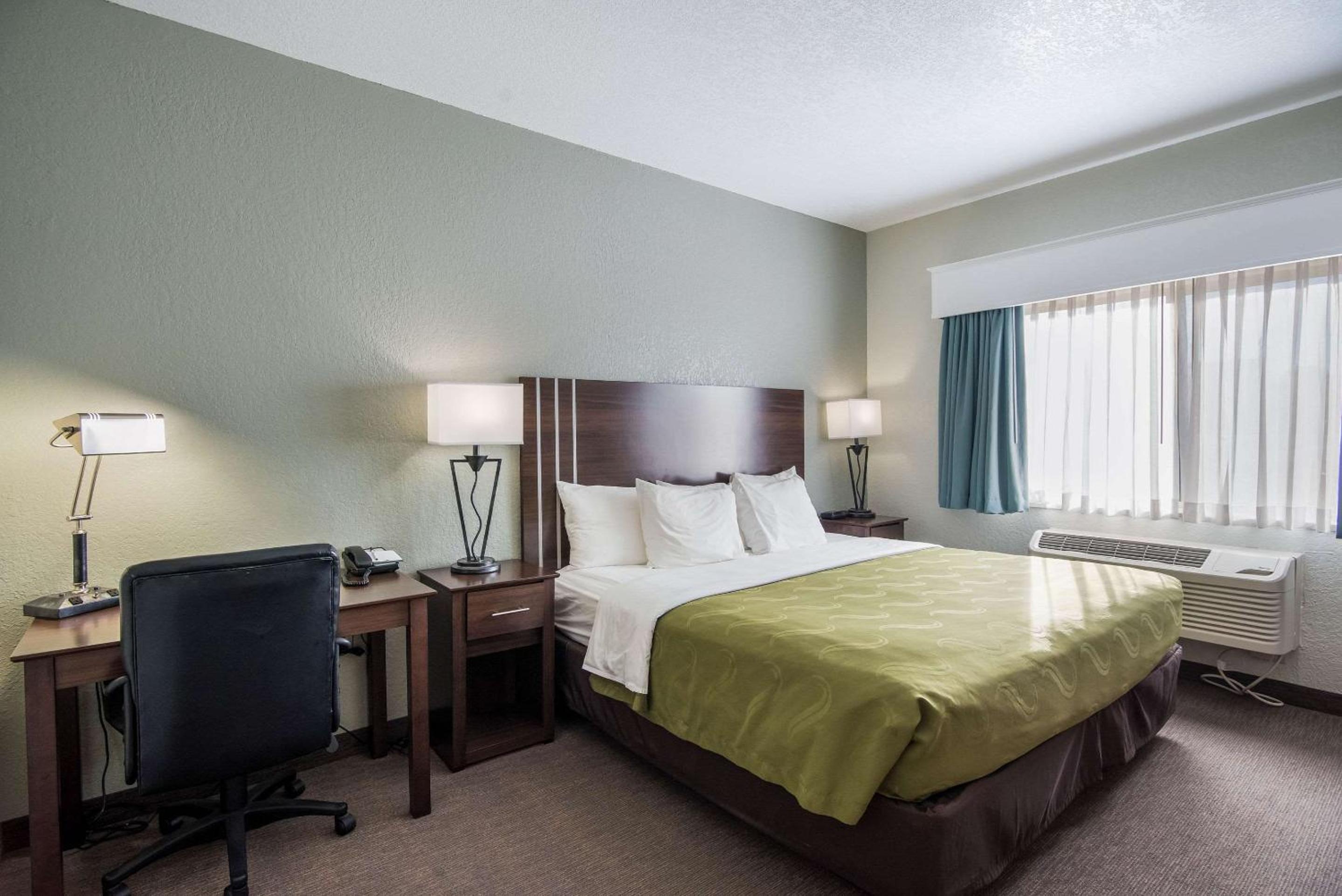Standard King Room - Non-Smoking  - Photo 3