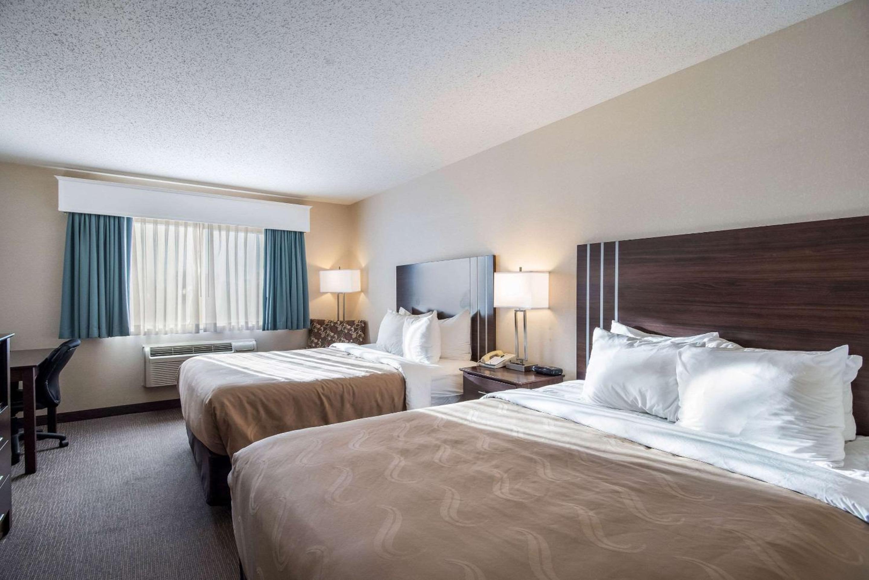 Standard Queen Room with Two Queen Beds - Non-Smoking - Photo 3
