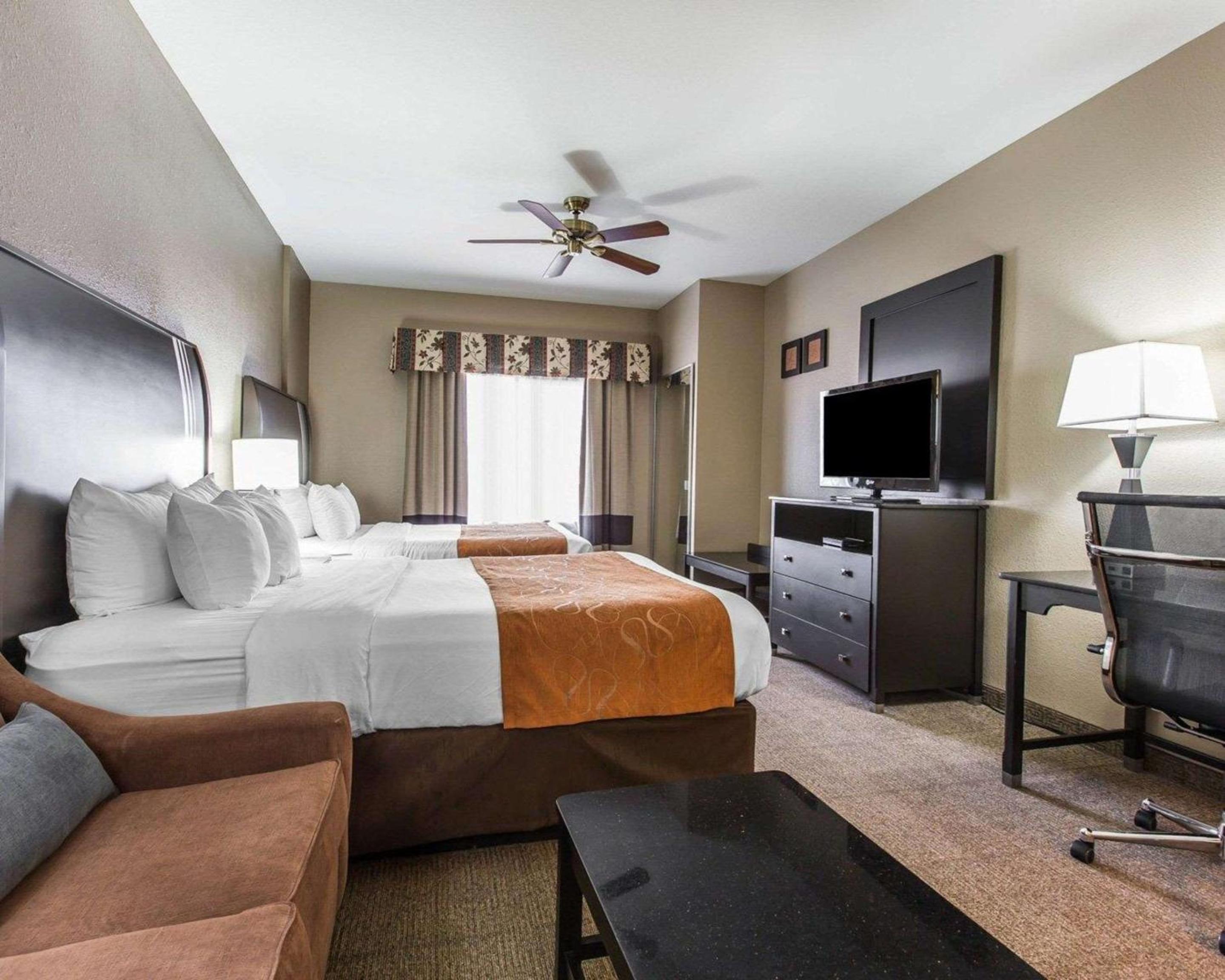 Queen Room with Two Queen Beds - Non-Smoking - Photo 7