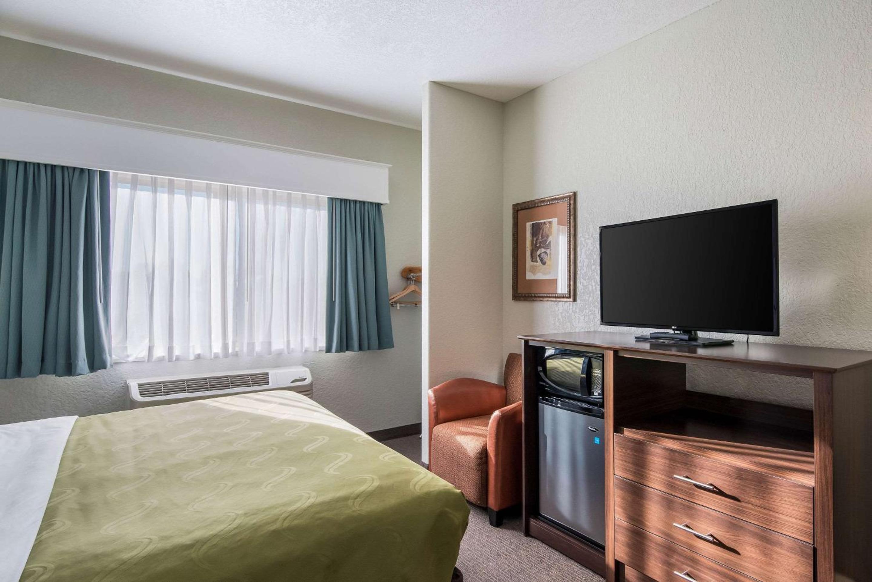 Standard King Room - Non-Smoking  - Photo 6
