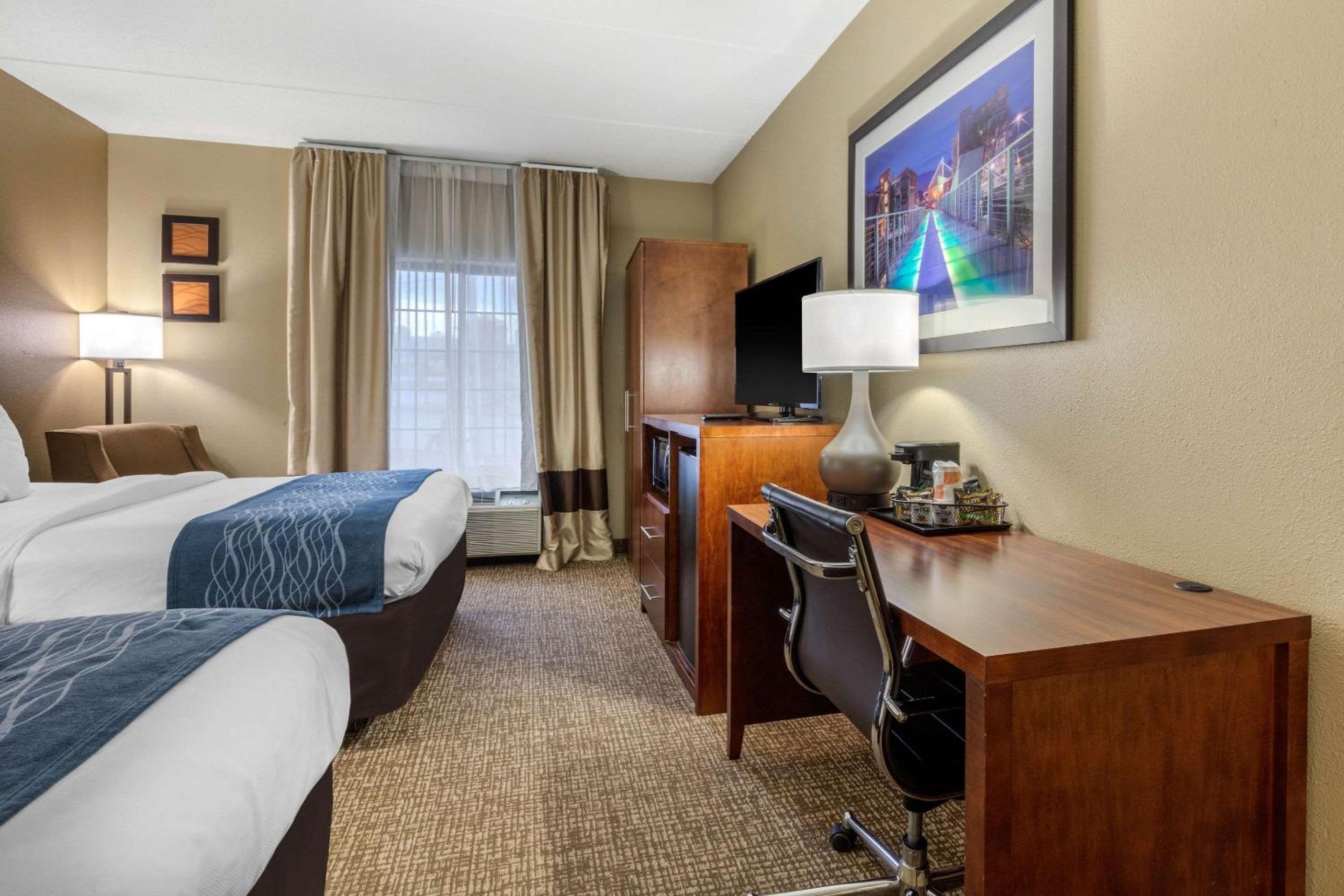 Queen Room with Two Queen Beds - Non-Smoking - Photo 2