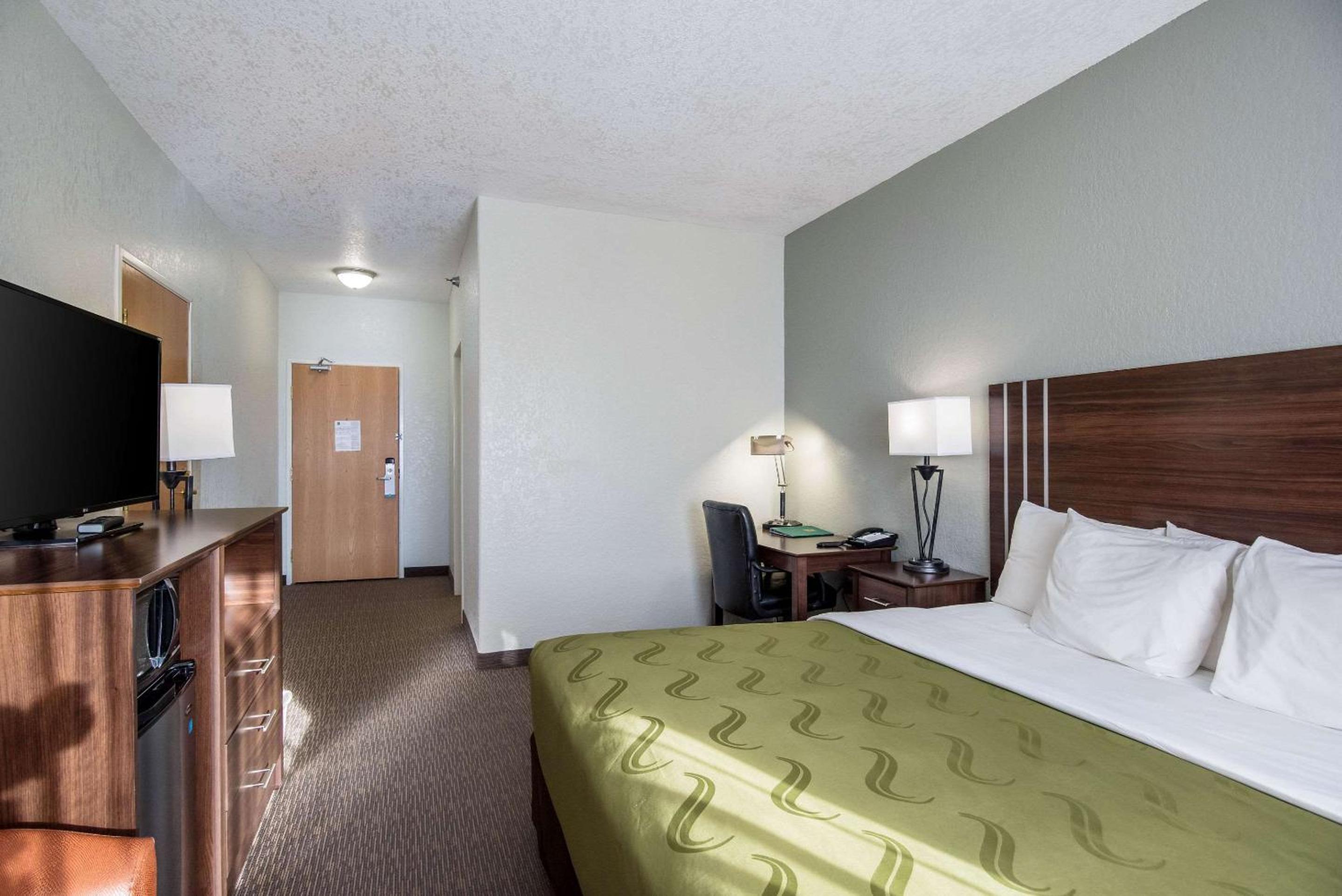 Standard King Room - Non-Smoking  - Photo 5
