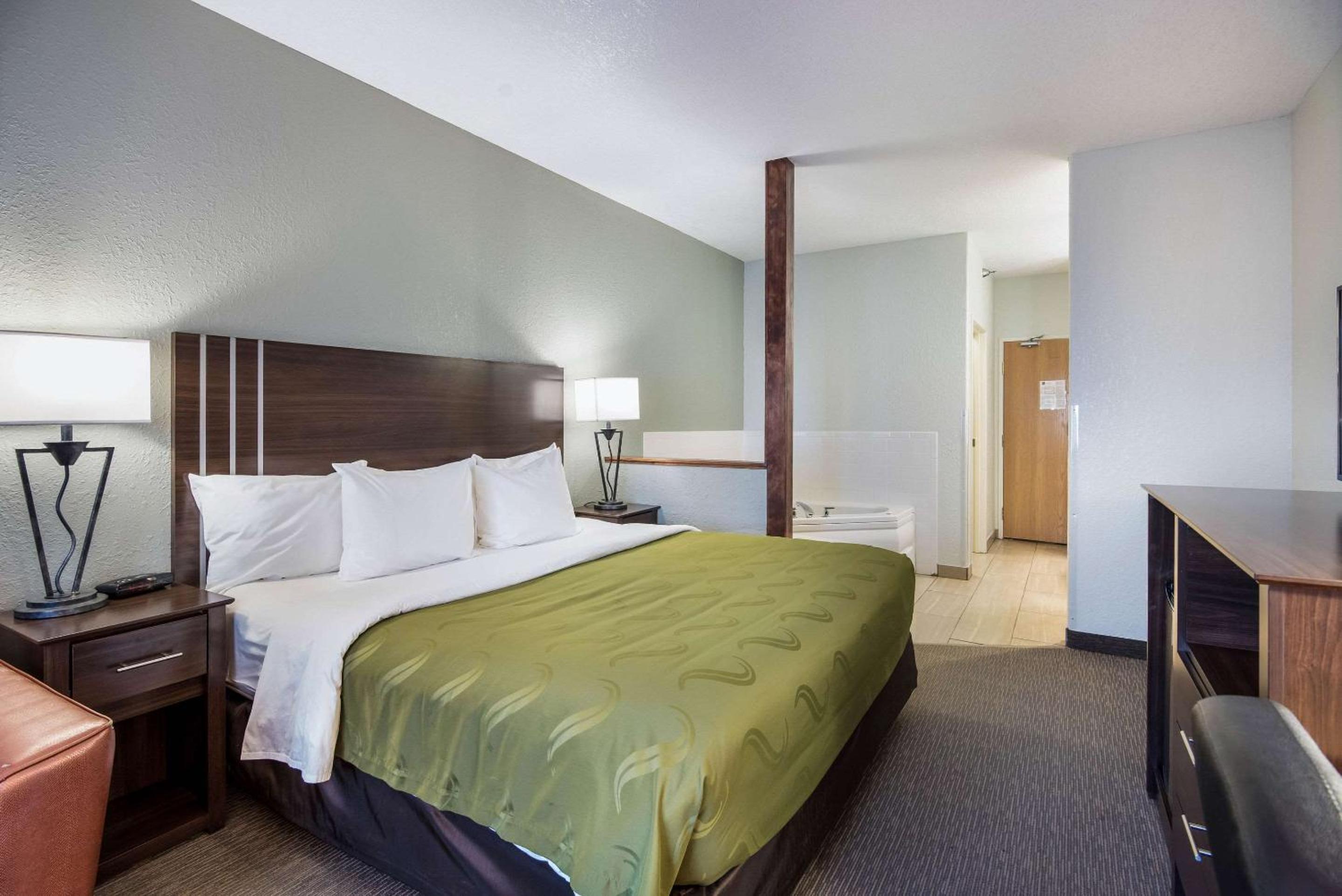 Standard King Room - Non-Smoking  - Photo 8