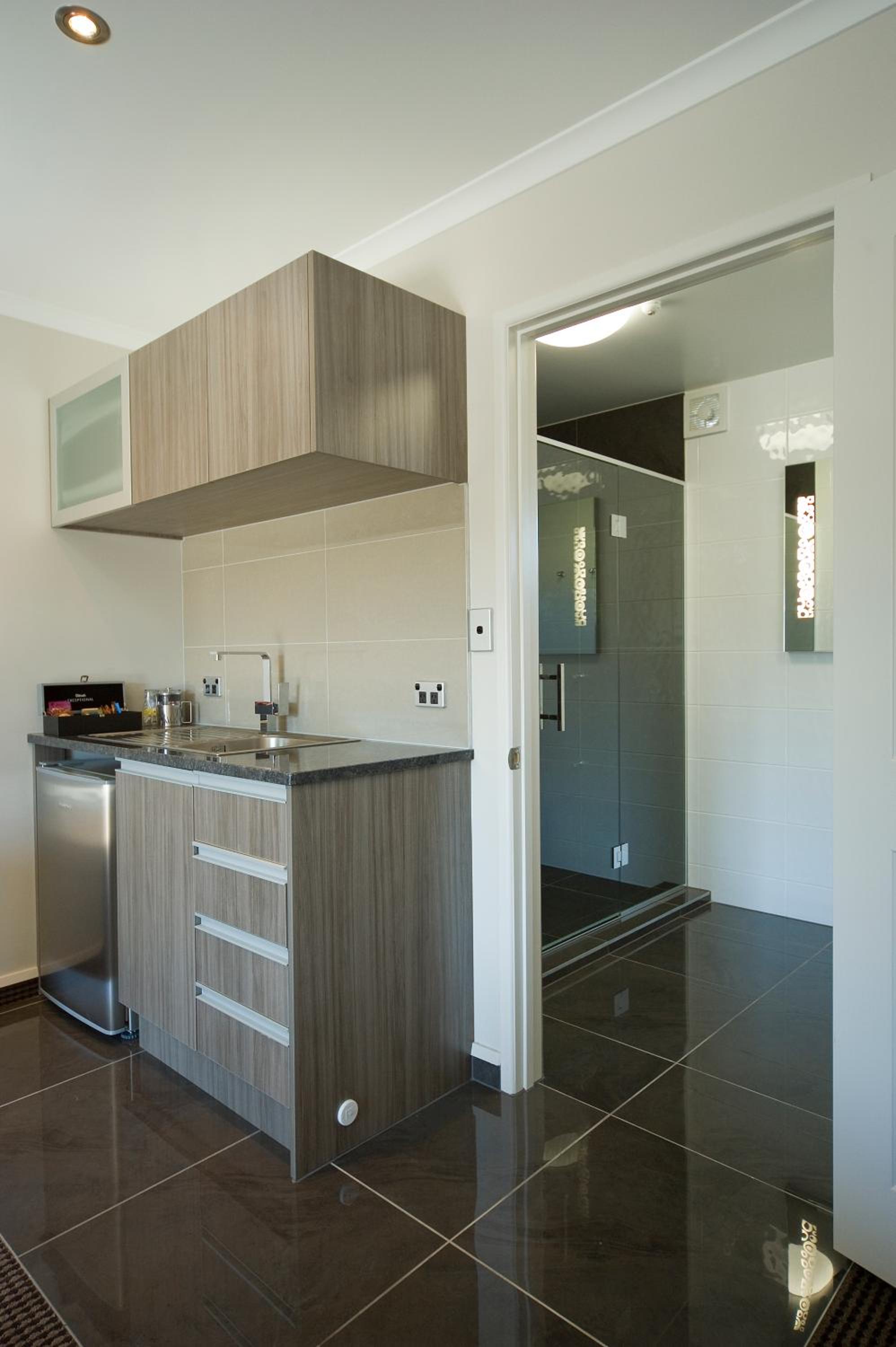 Premium Studio with Shower - Photo 3