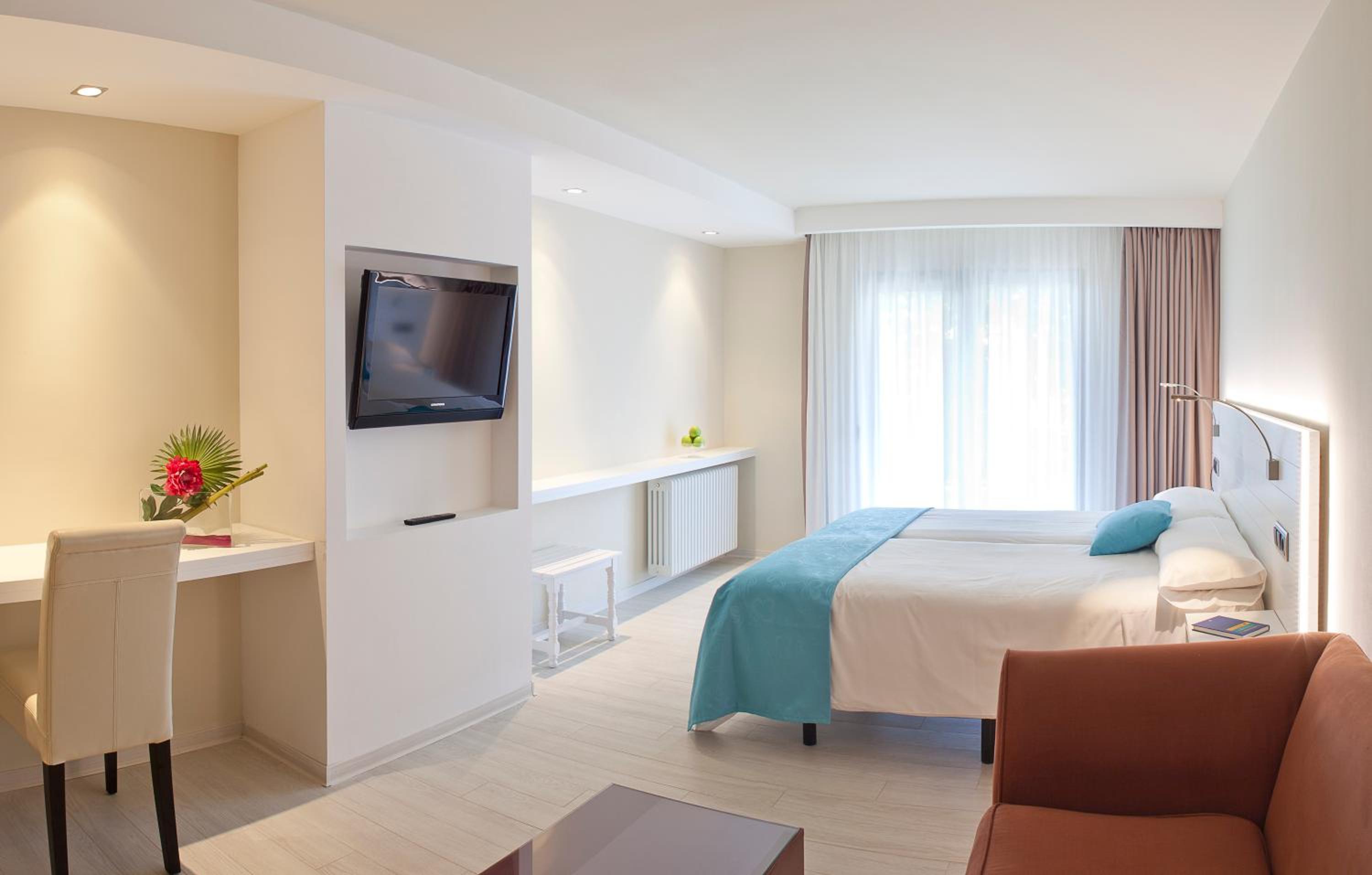 Triple/Quadruple room 2/3/4 beds with city views and spa bath