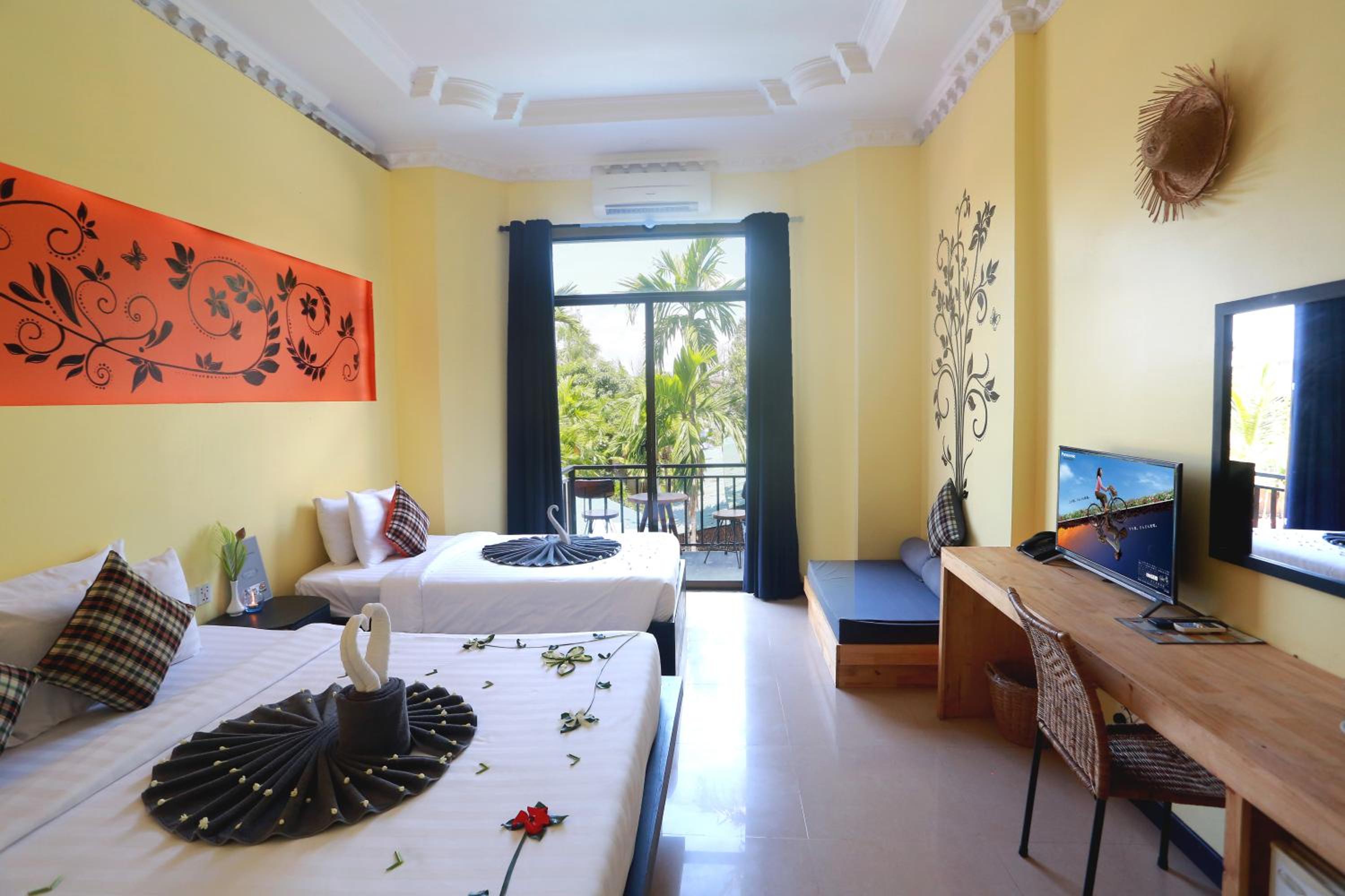 Family Room with Balcony photo 1