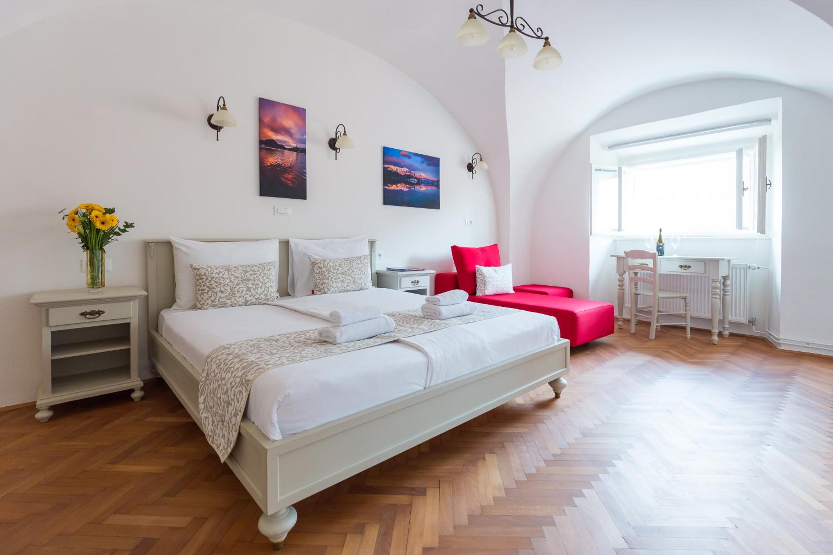 Penthouse Apartment with Landmark View