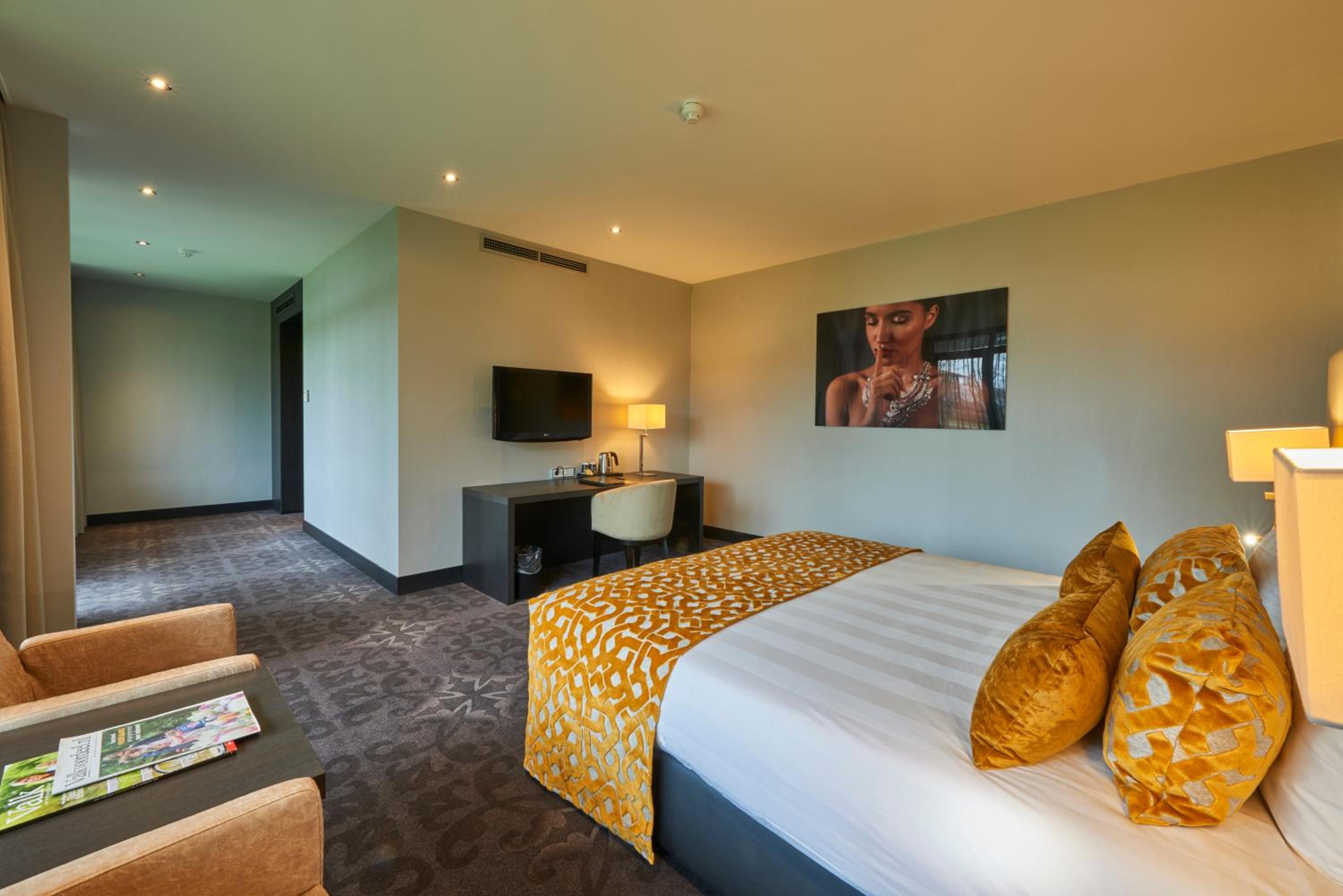 Deluxe King Room - Photo 3