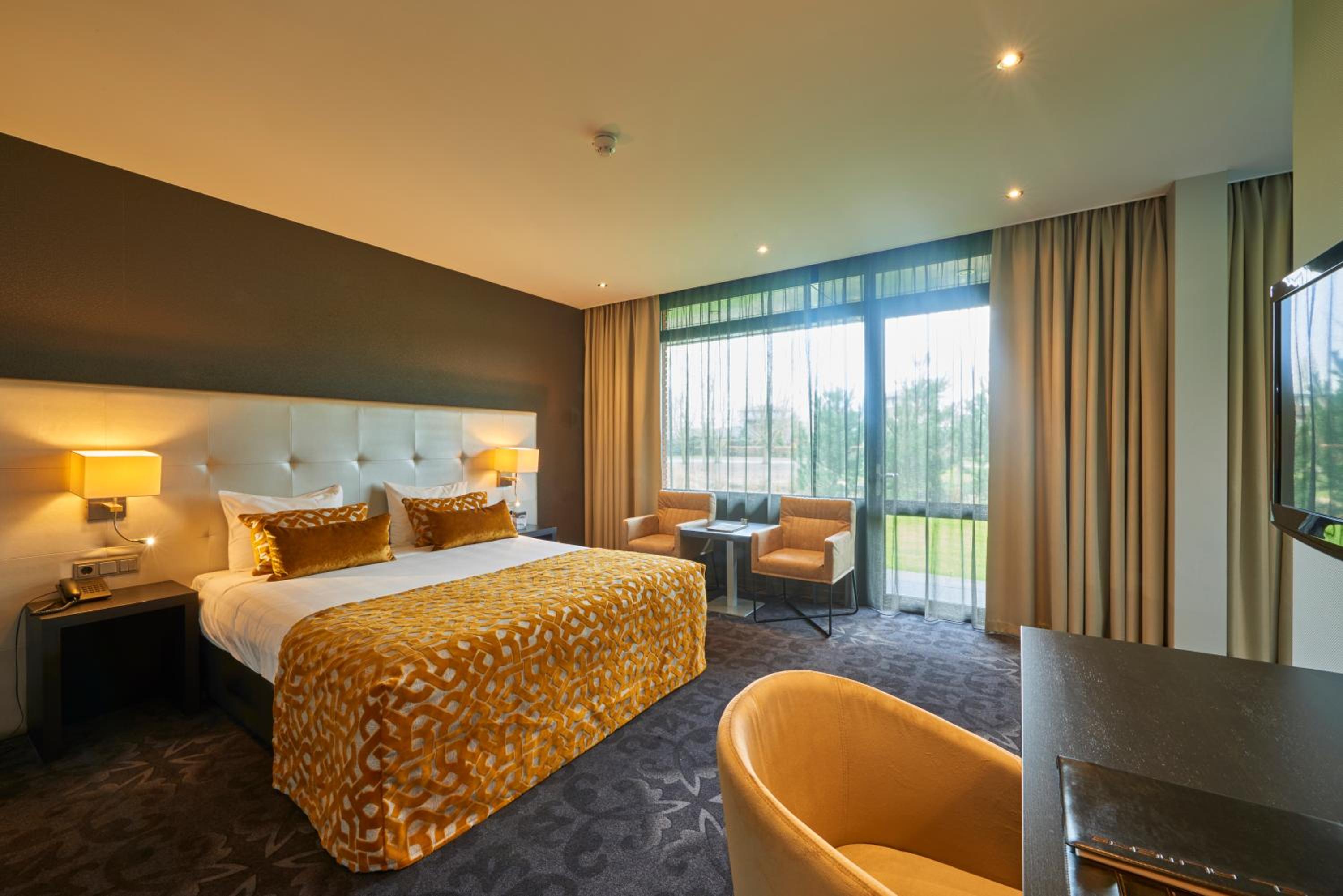 Deluxe King Room - Photo 2