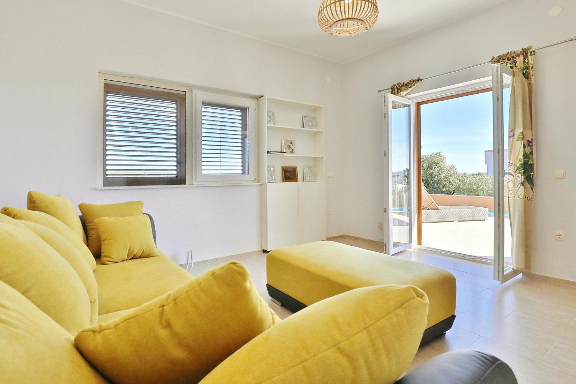 Five-Bedroom House photo 1