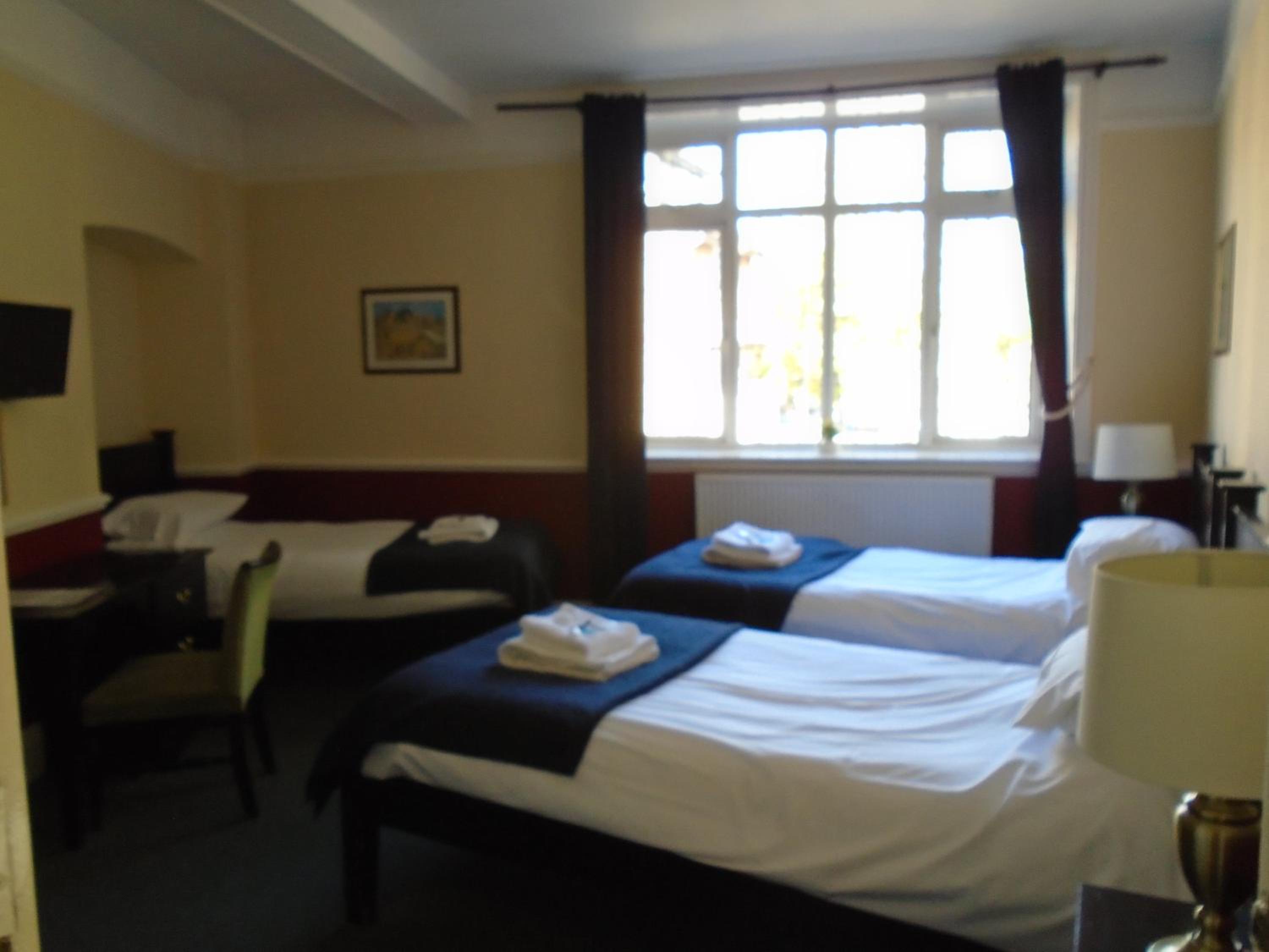 Triple Room with Private Bathroom on Hallway photo 2