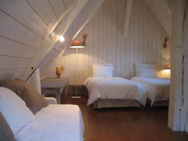 Deluxe Room (2 Adults + 1 Child) - Photo 1