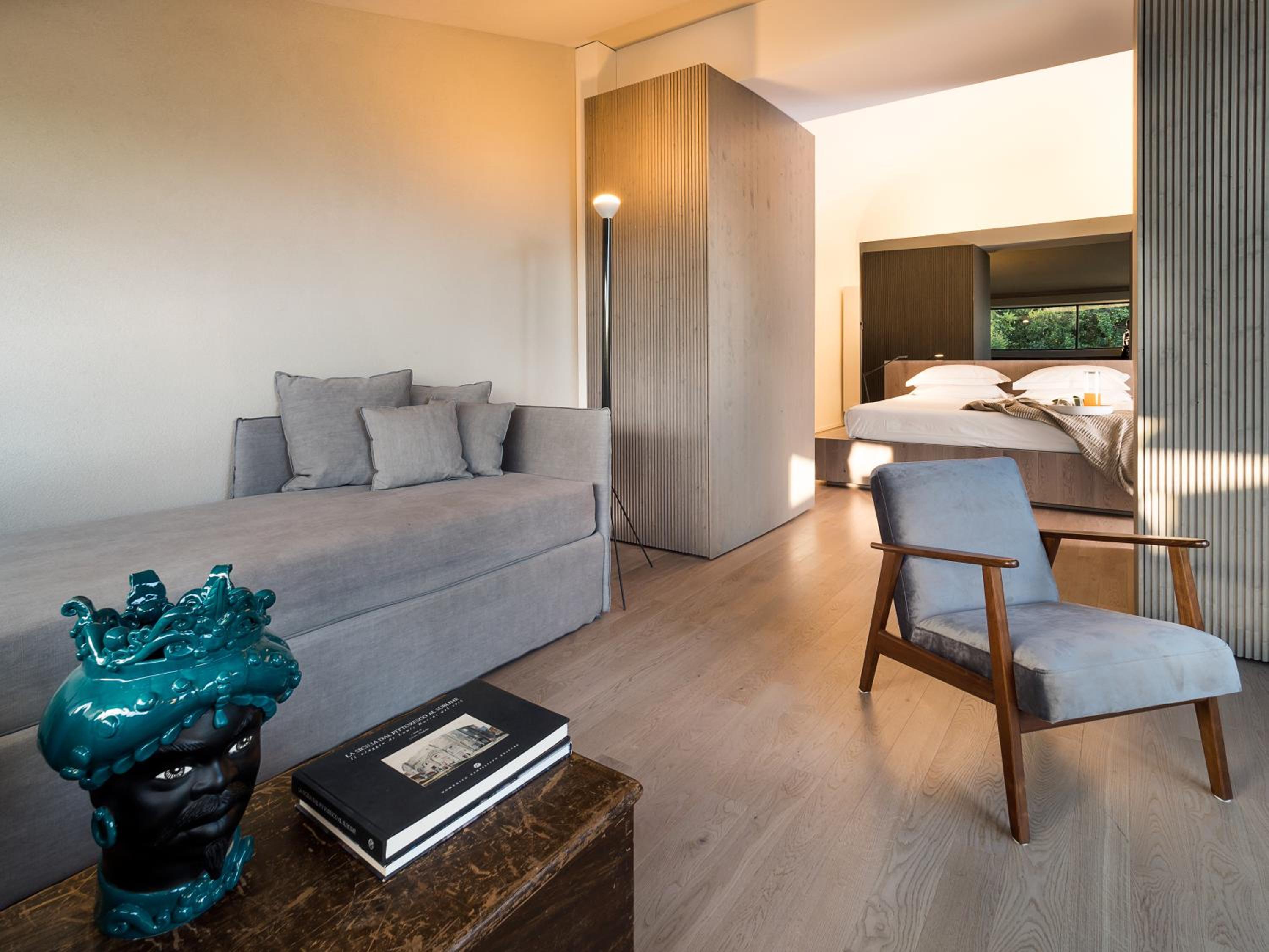 Suite - Photo 1