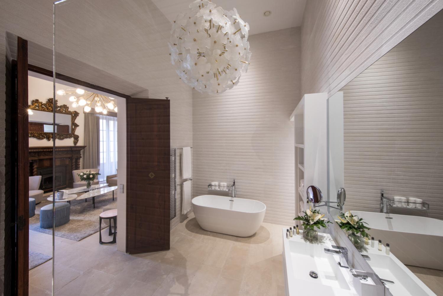 Deluxe Suite - Photo 2